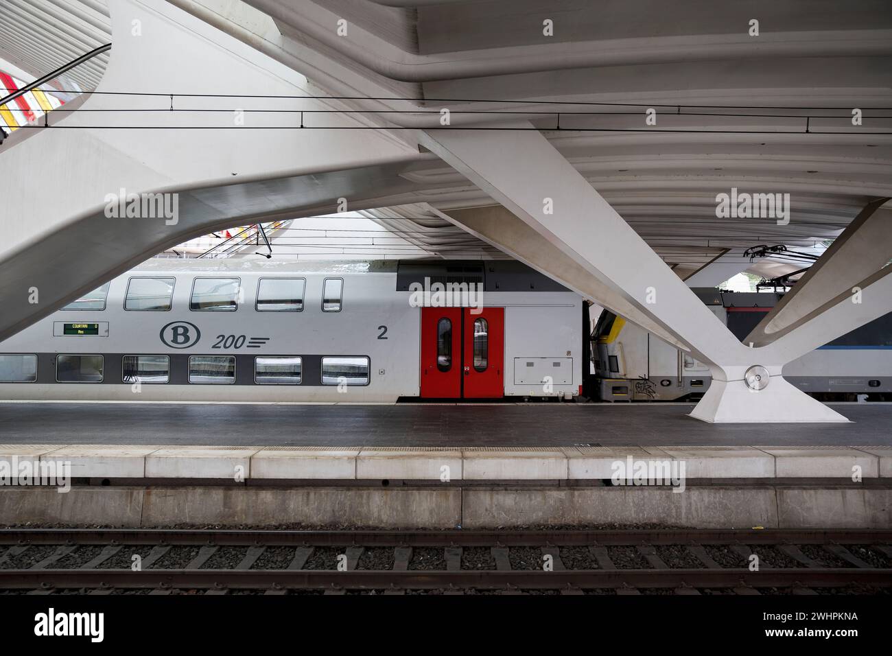 Zug im Bahnhof LiÃ¨ge-Guillemins, moderne Architektur, LiÃ¨ge, Wallonien, Belgien, Europa Stockfoto