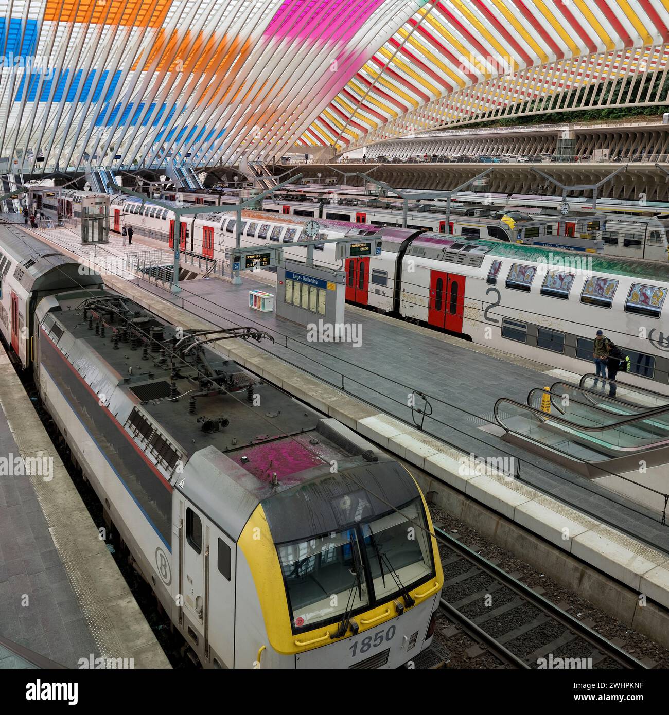 Bahnhof LiÃ¨ge-Guillemins mit Installation von Daniel Buren, LiÃ¨ge, Belgien, Europa Stockfoto