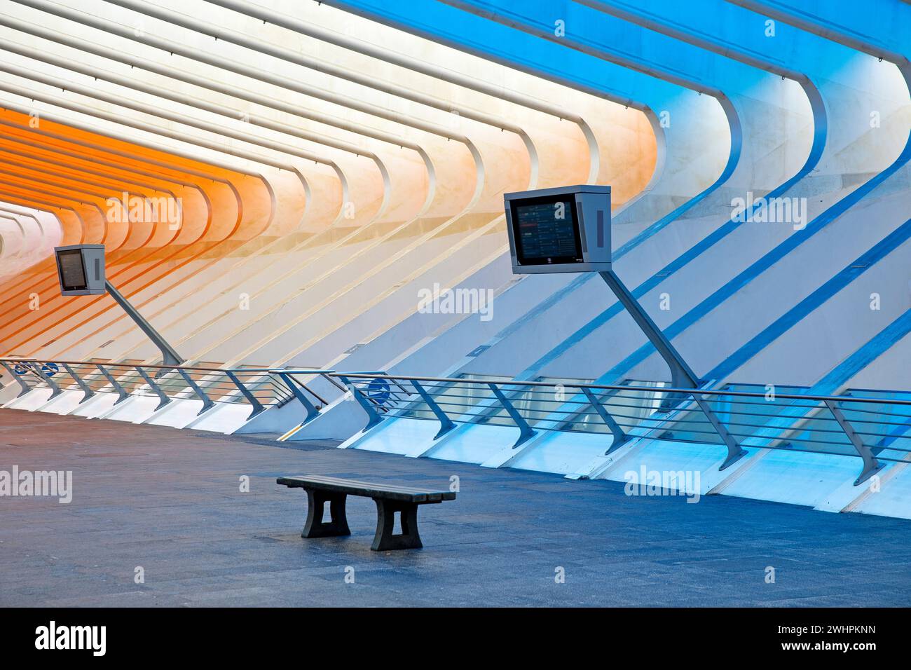 Bahnhof LiÃ¨ge-Guillemins mit Installation von Daniel Buren, LiÃ¨ge, Belgien, Europa Stockfoto