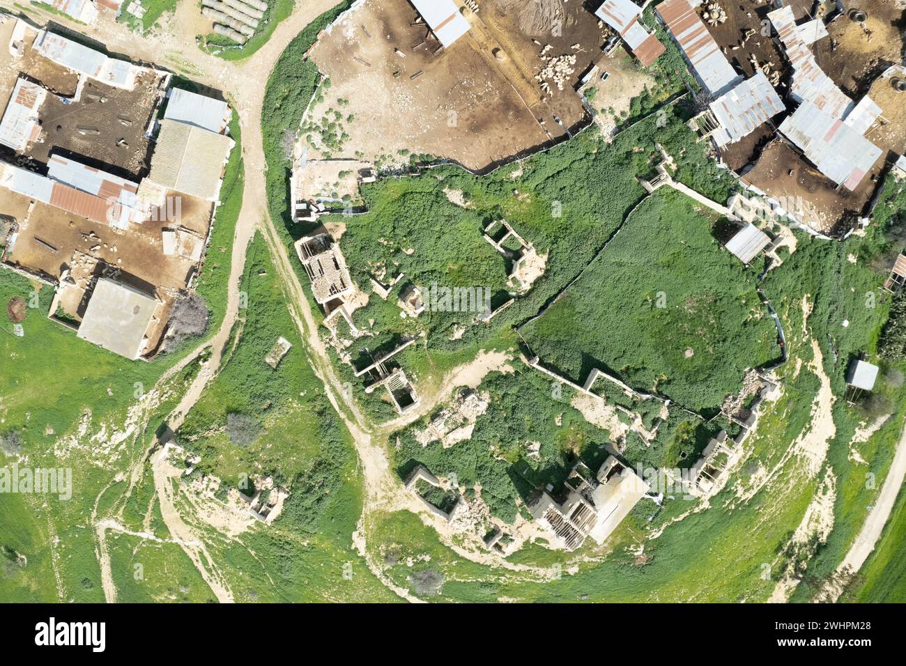 Drohnen-Luftaufnahme eines verlassenen Dorfes. Ruinen der verlassenen Altstadt Stockfoto