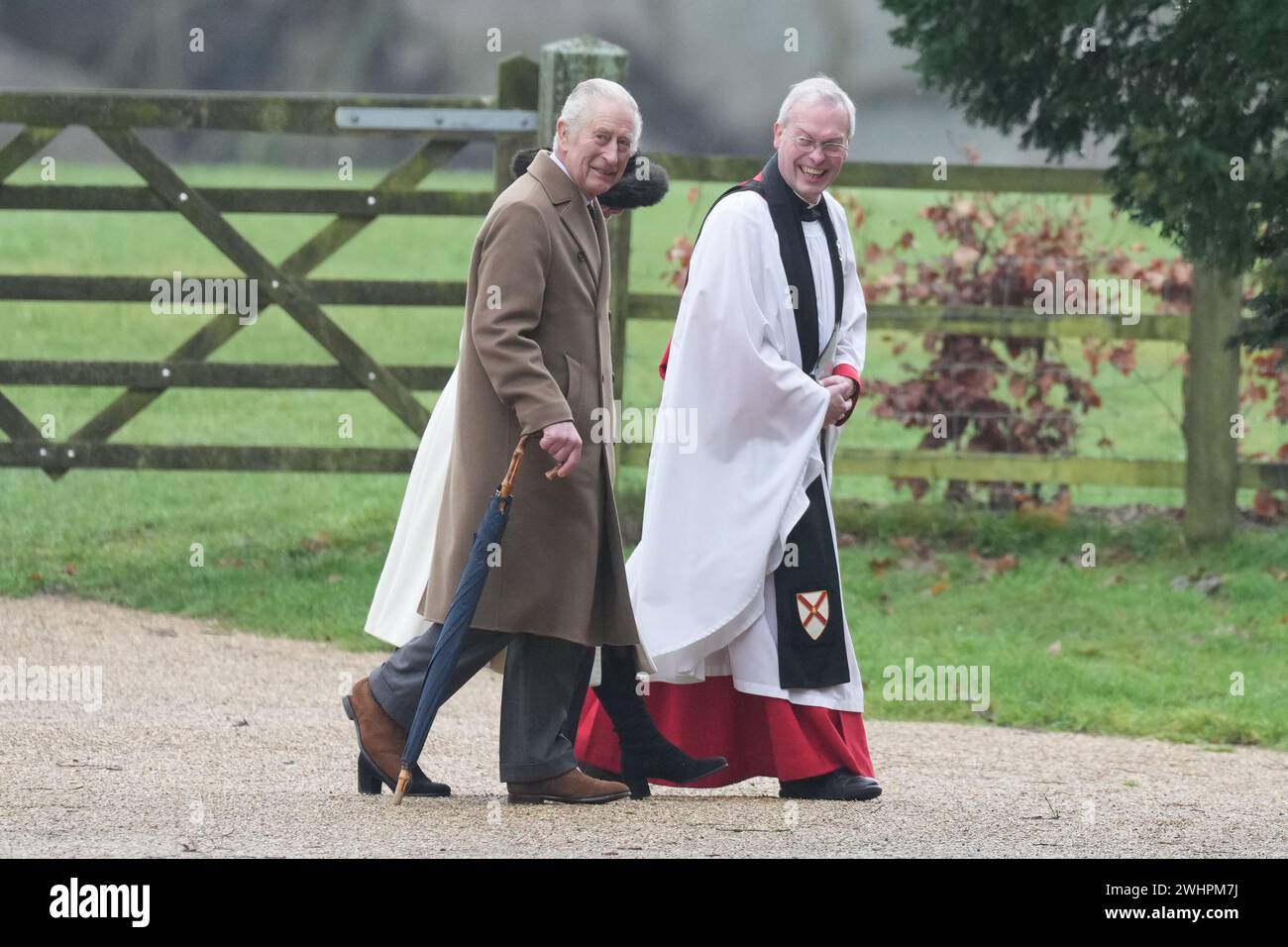 König Karl III. Und Königin Camilla kommen an, um an einem Sonntagsgottesdienst in der St. Mary Magdalene Church in Sandringham, Norfolk, teilzunehmen. Bilddatum: Sonntag, 11. Februar 2024. Stockfoto