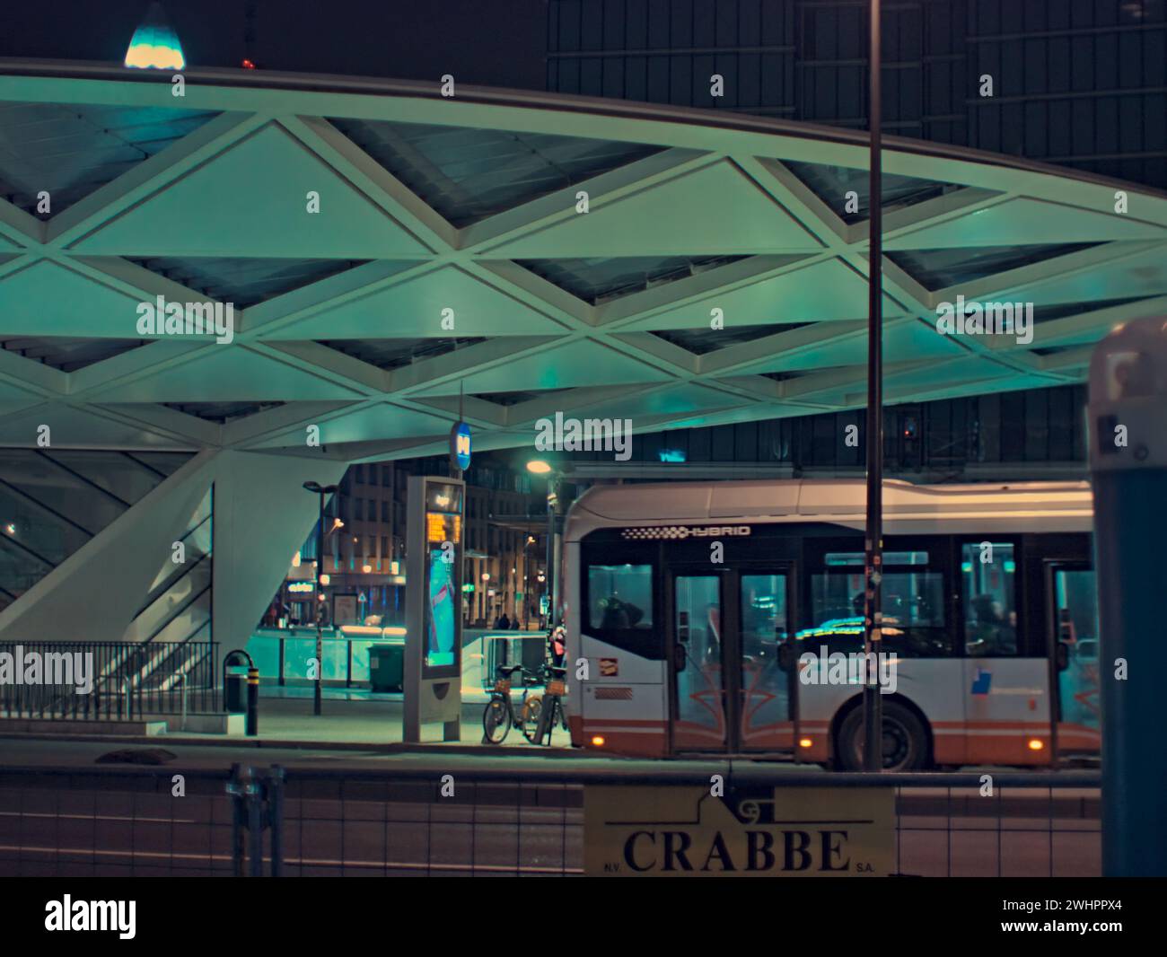 Brüssel, Belgien 05-02-2024. Abstrakte Fotografie einer Straßenlandschaft. Starbucks Gebäudefassade. U-Bahn-Station Roger, vorbeifahrender Bus mit Passagieren Stockfoto