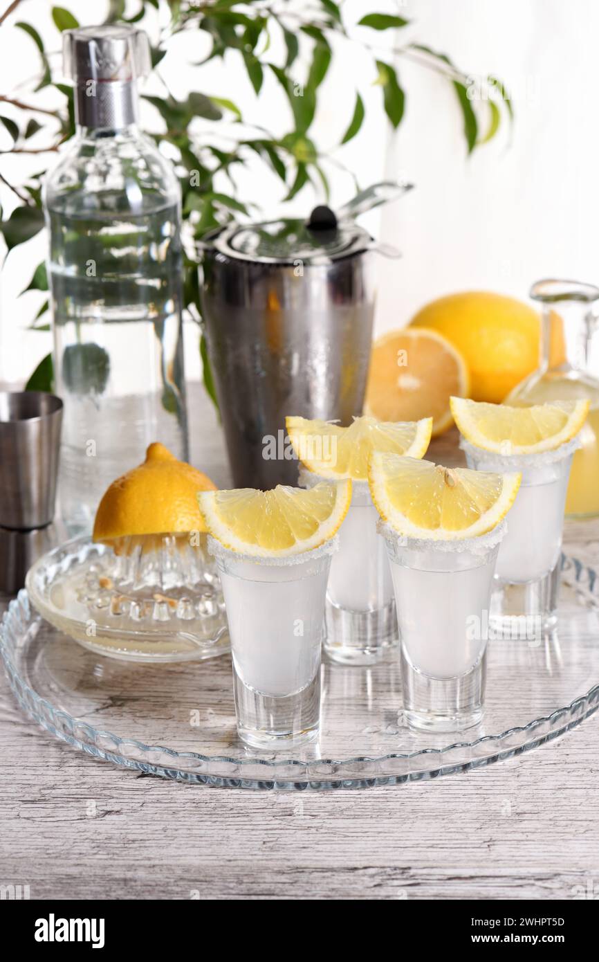 Trinkt Wodka mit Zitrone Stockfoto