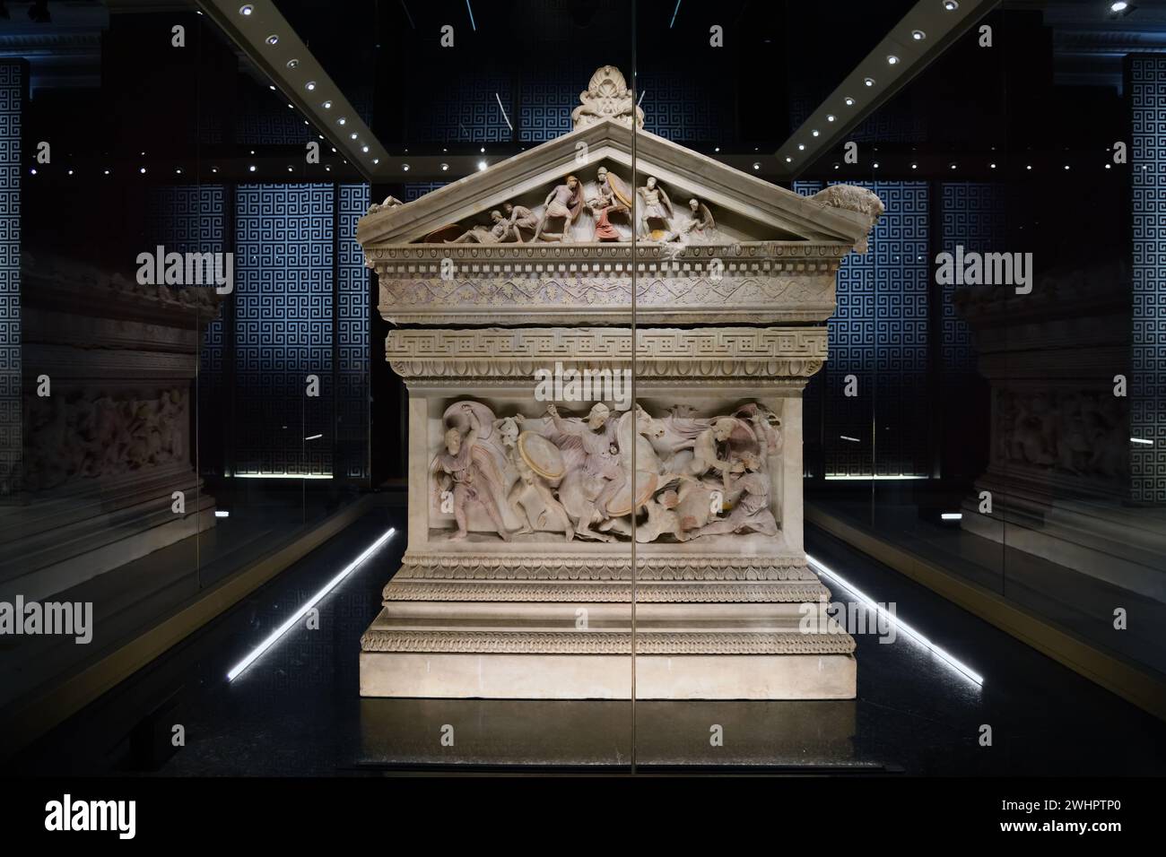 Istanbul, Türkei - 11. Dezember 2023: Alexander Sarkophag im Archäologischen Museum Istanbul. Das Museum wurde 1891 als Osmanisches Kaiserliches Museum erbaut Stockfoto