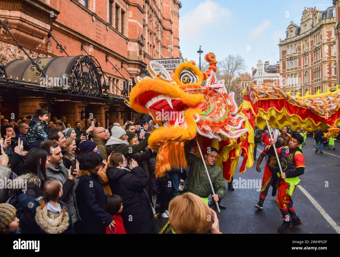 London, Großbritannien. Februar 2024. Drachentänzer treten während der chinesischen Neujahrsparade in der Shaftesbury Avenue auf, um das Jahr des Drachen zu feiern. Quelle: Vuk Valcic/Alamy Live News Stockfoto