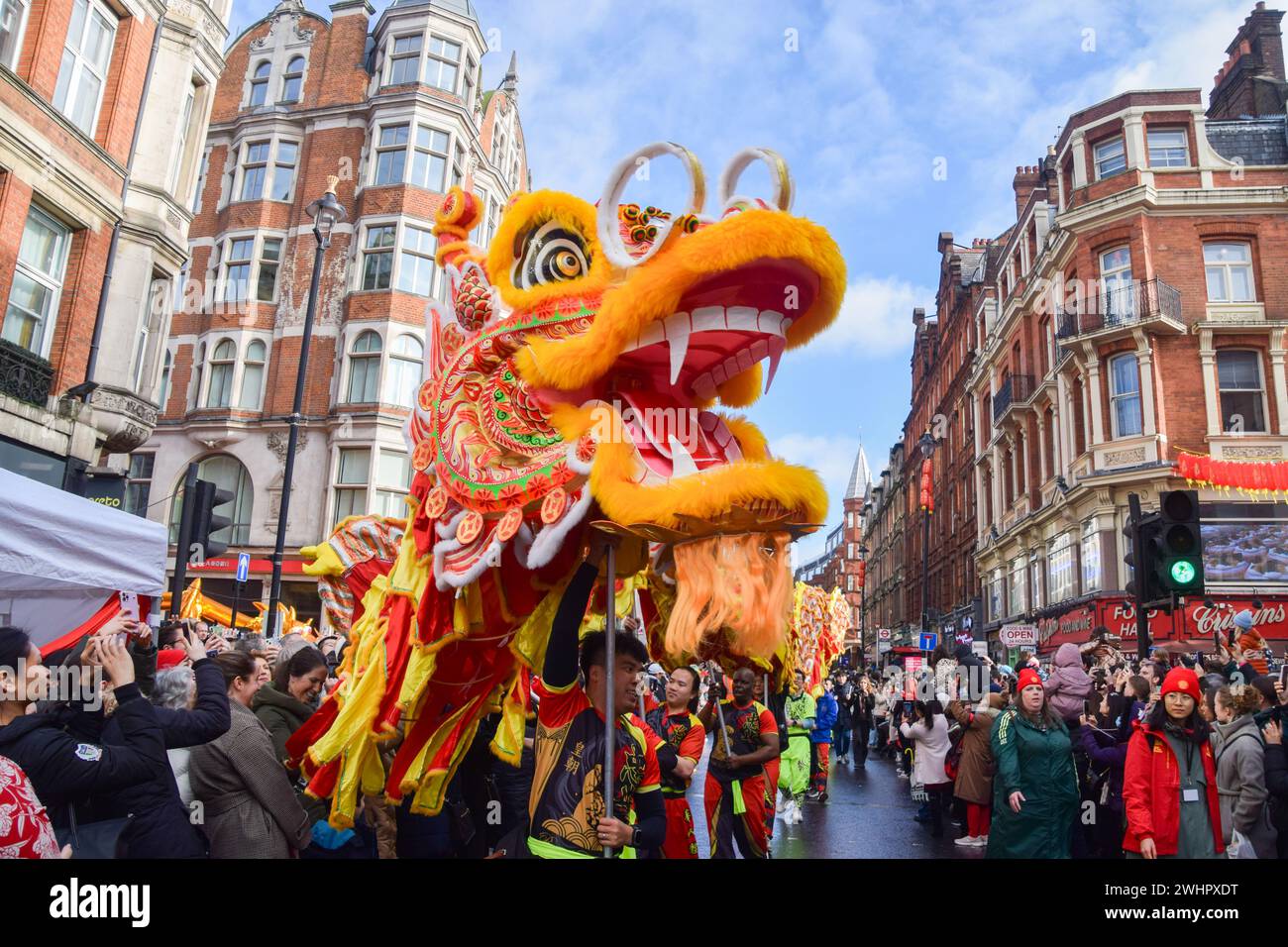 London, Großbritannien. Februar 2024. Drachentänzer treten während der chinesischen Neujahrsparade in der Shaftesbury Avenue auf, um das Jahr des Drachen zu feiern. Quelle: Vuk Valcic/Alamy Live News Stockfoto