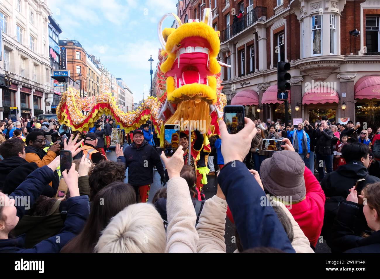 London, Großbritannien. Februar 2024. Chinesisches Neujahr: Jahr des Drachen. Lunar Silvester Parade in Chinatown. Quelle: Matthew Chattle/Alamy Live News Stockfoto