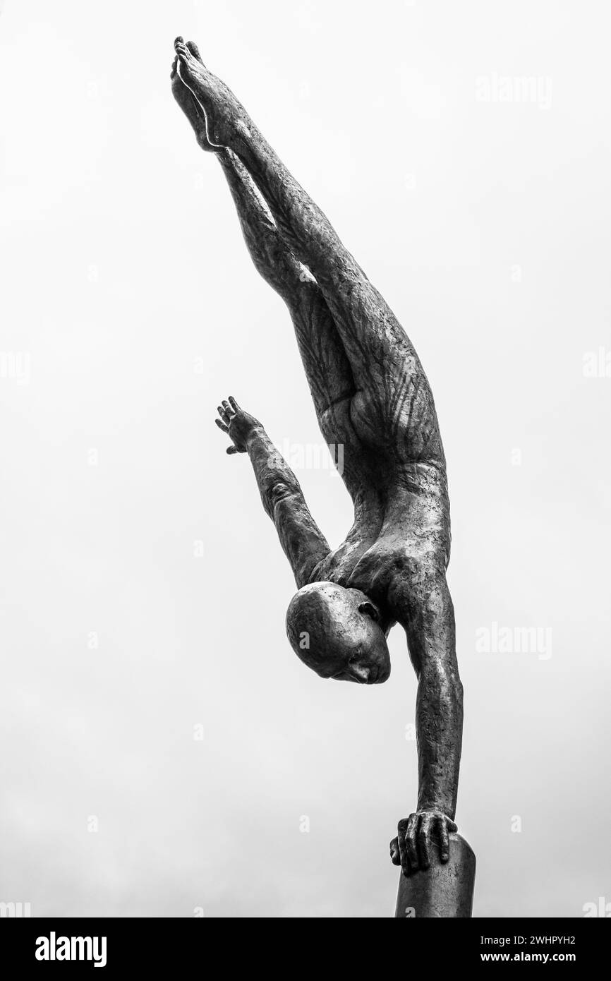 Man Diving Skulptur von Cathy Lewis in Black and White, Birmingham, England. Stockfoto