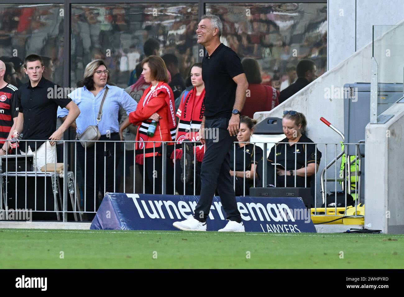 Februar 2024; CommBank Stadium, Sydney, NSW, Australien: A-League Football, die Western Sydney Wanderers gegen Newcastle Jets; Marko Rudan Trainer der Western Sydney Wanderers lacht über eine Entscheidung des Schiedsrichters Shaun Evans Stockfoto