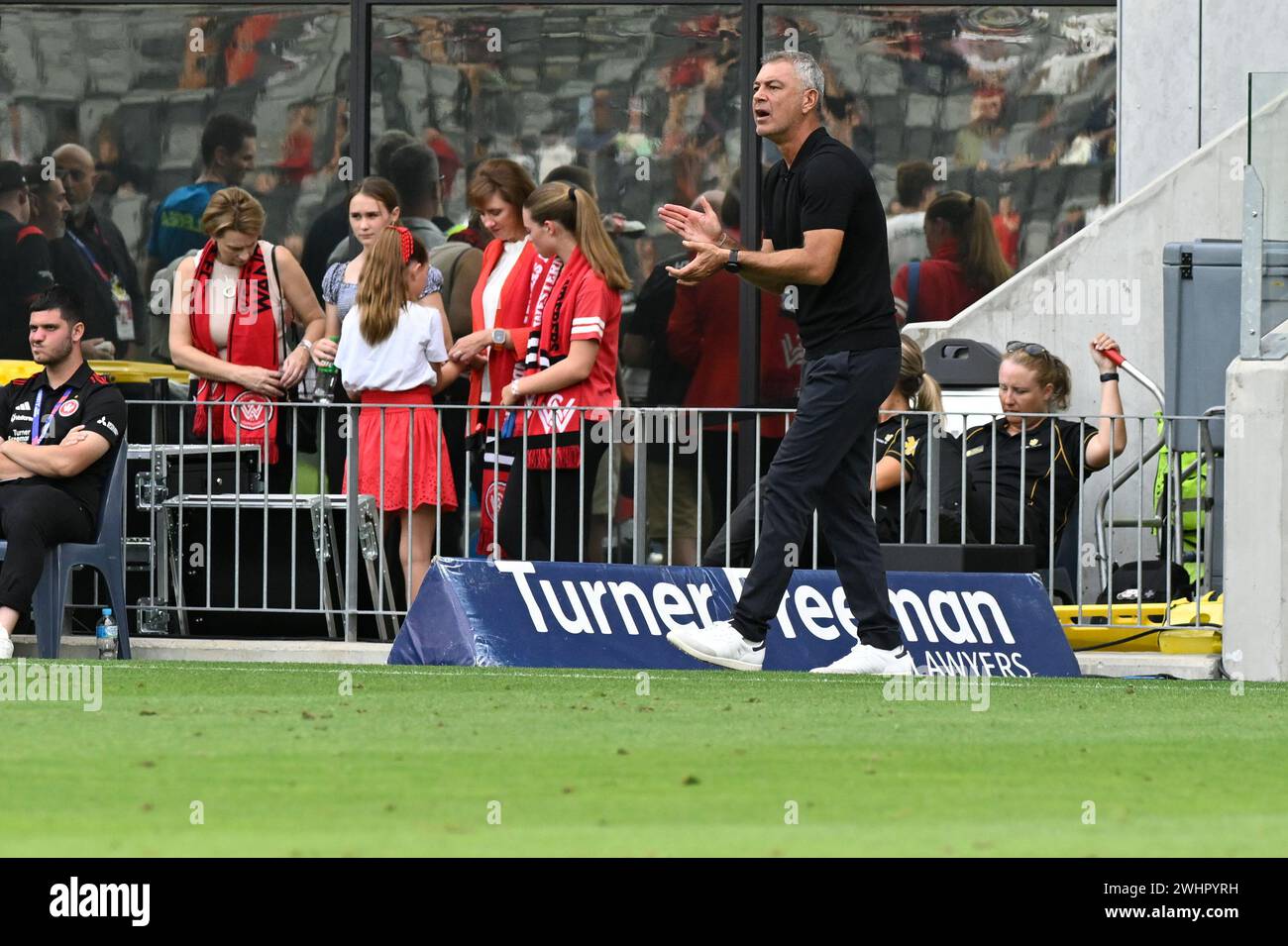 Februar 2024; CommBank Stadium, Sydney, NSW, Australien: A-League Football, WESTERN Sydney Wanderers gegen Newcastle Jets; Marko Rudan Coach der Western Sydney Wanderers jubelt sein Team an Stockfoto