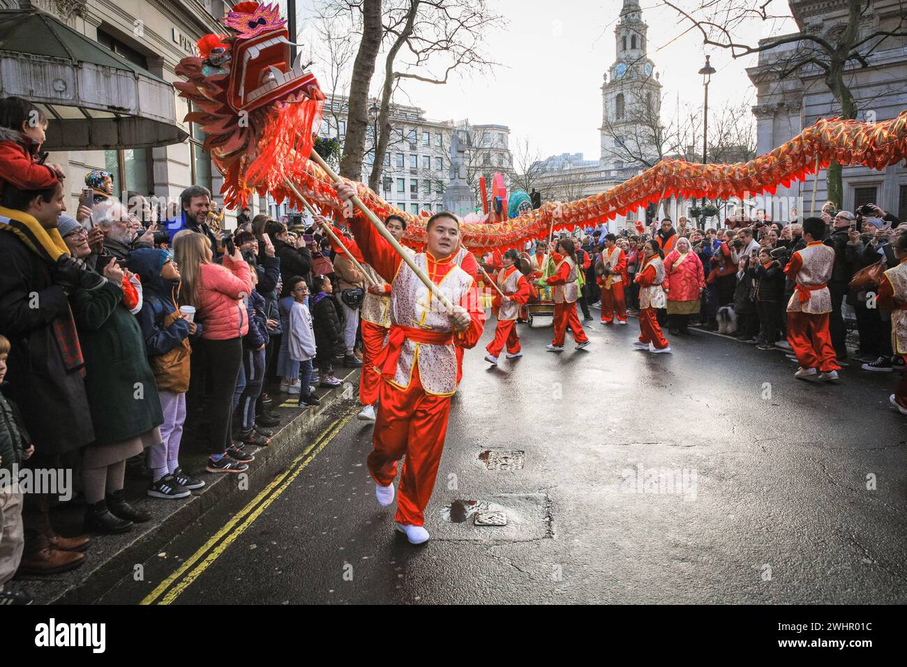London, Großbritannien. Februar 2024. Künstler bei der farbenfrohen Parade. Löwen- und Drachentänze sowie eine Parade von handgefertigten Wagen und Teilnehmern in traditionellen Outfits sind Teil der chinesischen Neujahrsfeier in Londons Chinatown und Soho. 2024 ist das Jahr des Drachen im chinesischen Kalender. Die Londoner Festlichkeiten gehören zu den größten Festen zum Neujahrsfest außerhalb Chinas. Quelle: Imageplotter/Alamy Live News Stockfoto