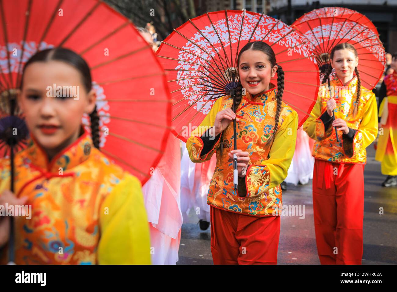London, Großbritannien. Februar 2024. Künstler bei der farbenfrohen Parade. Löwen- und Drachentänze sowie eine Parade von handgefertigten Wagen und Teilnehmern in traditionellen Outfits sind Teil der chinesischen Neujahrsfeier in Londons Chinatown und Soho. 2024 ist das Jahr des Drachen im chinesischen Kalender. Die Londoner Festlichkeiten gehören zu den größten Festen zum Neujahrsfest außerhalb Chinas. Quelle: Imageplotter/Alamy Live News Stockfoto