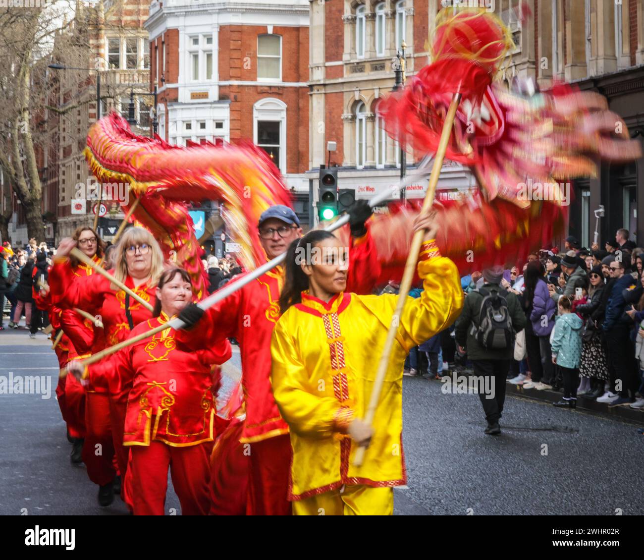 London, Großbritannien. Februar 2024. Künstler bei der farbenfrohen Parade. Löwen- und Drachentänze sowie eine Parade von handgefertigten Wagen und Teilnehmern in traditionellen Outfits sind Teil der chinesischen Neujahrsfeier in Londons Chinatown und Soho. 2024 ist das Jahr des Drachen im chinesischen Kalender. Die Londoner Festlichkeiten gehören zu den größten Festen zum Neujahrsfest außerhalb Chinas. Quelle: Imageplotter/Alamy Live News Stockfoto