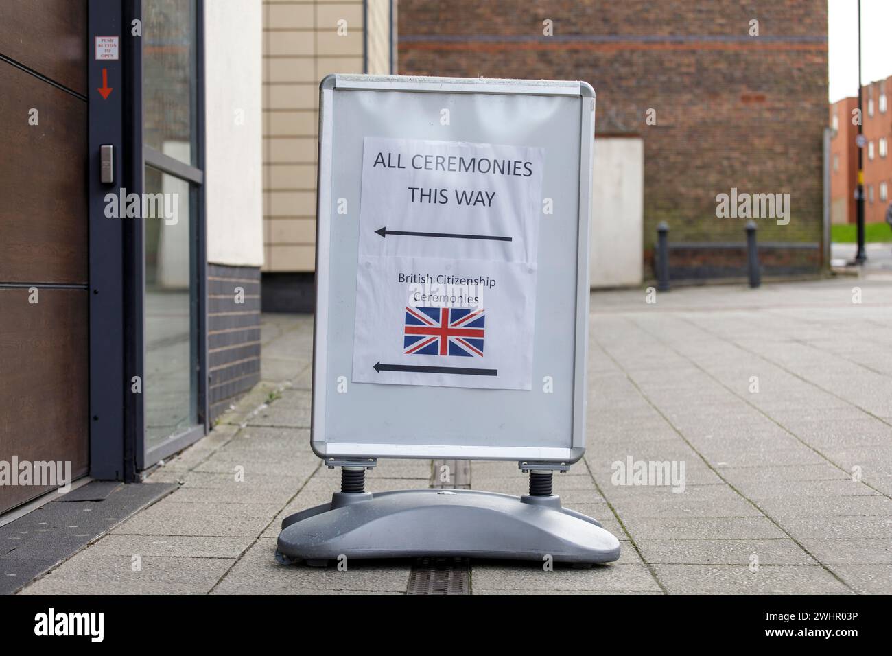 Ein Schild vor dem Register Office in der Holliday Street, Birmingham, das den Weg für die britische Staatsbürgerschaft zeigt. Stockfoto