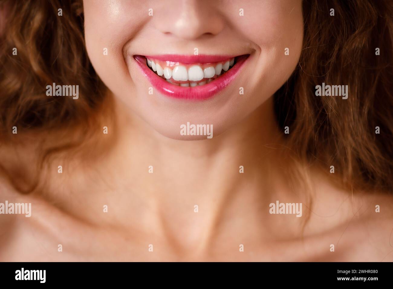 Schönes breites Lächeln einer jungen Frau mit gesunden weißen Zähnen Stockfoto
