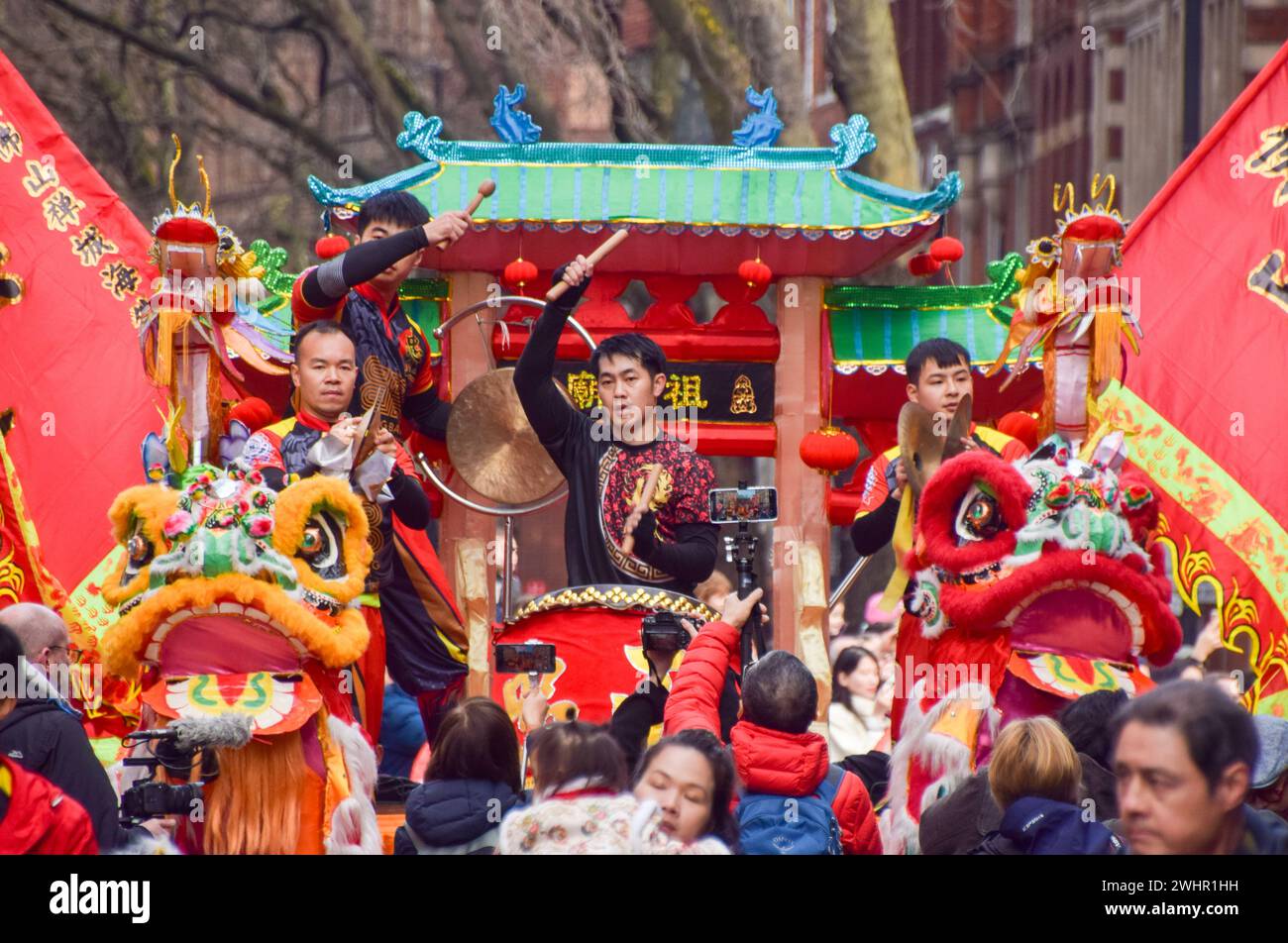 London, England, Großbritannien. Februar 2024. Percussionisten treten während der chinesischen Neujahrsparade in der Shaftesbury Avenue auf, um das Jahr des Drachen zu feiern. (Kreditbild: © Vuk Valcic/ZUMA Press Wire) NUR REDAKTIONELLE VERWENDUNG! Nicht für kommerzielle ZWECKE! Stockfoto