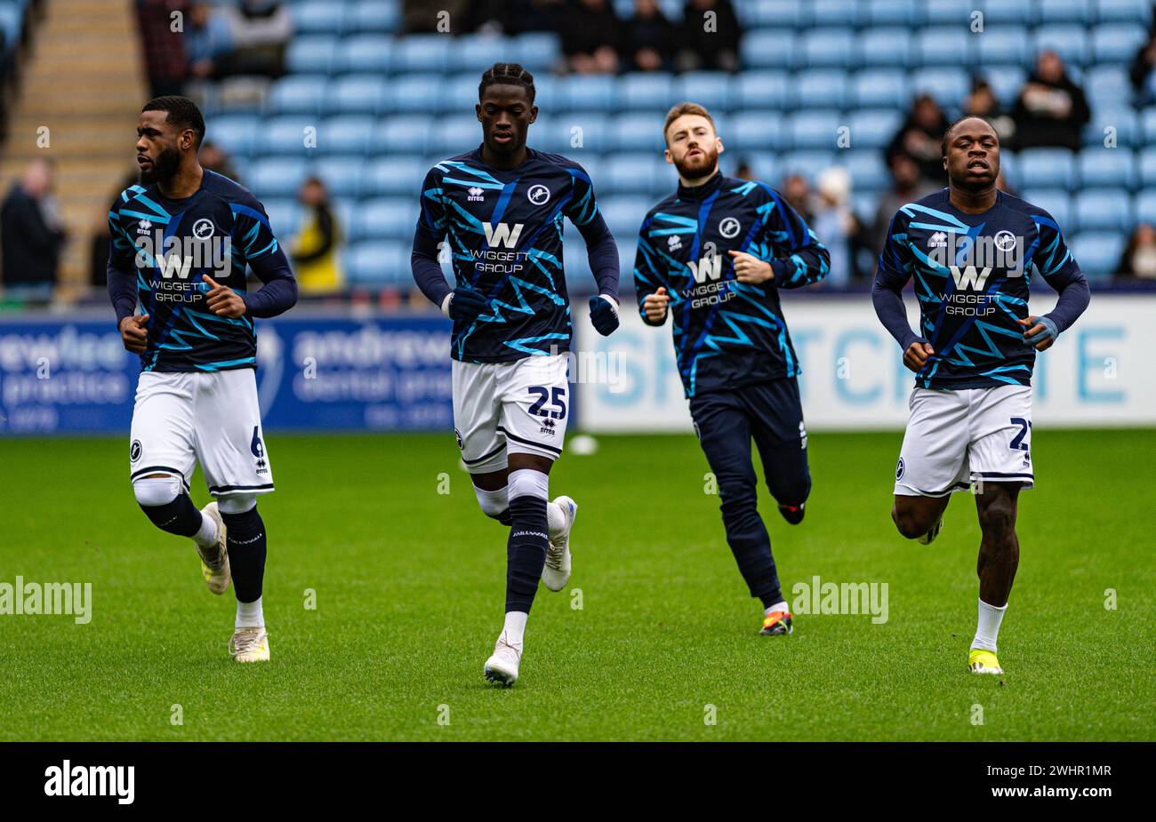 11. Februar 2024; Coventry Building Society Arena, Coventry, England; EFL Championship, Coventry City gegen Millwall; Japhet Tanganga Romain Esse und Michael Obafemi von Millwall während des Aufwärmens vor dem Spiel Stockfoto