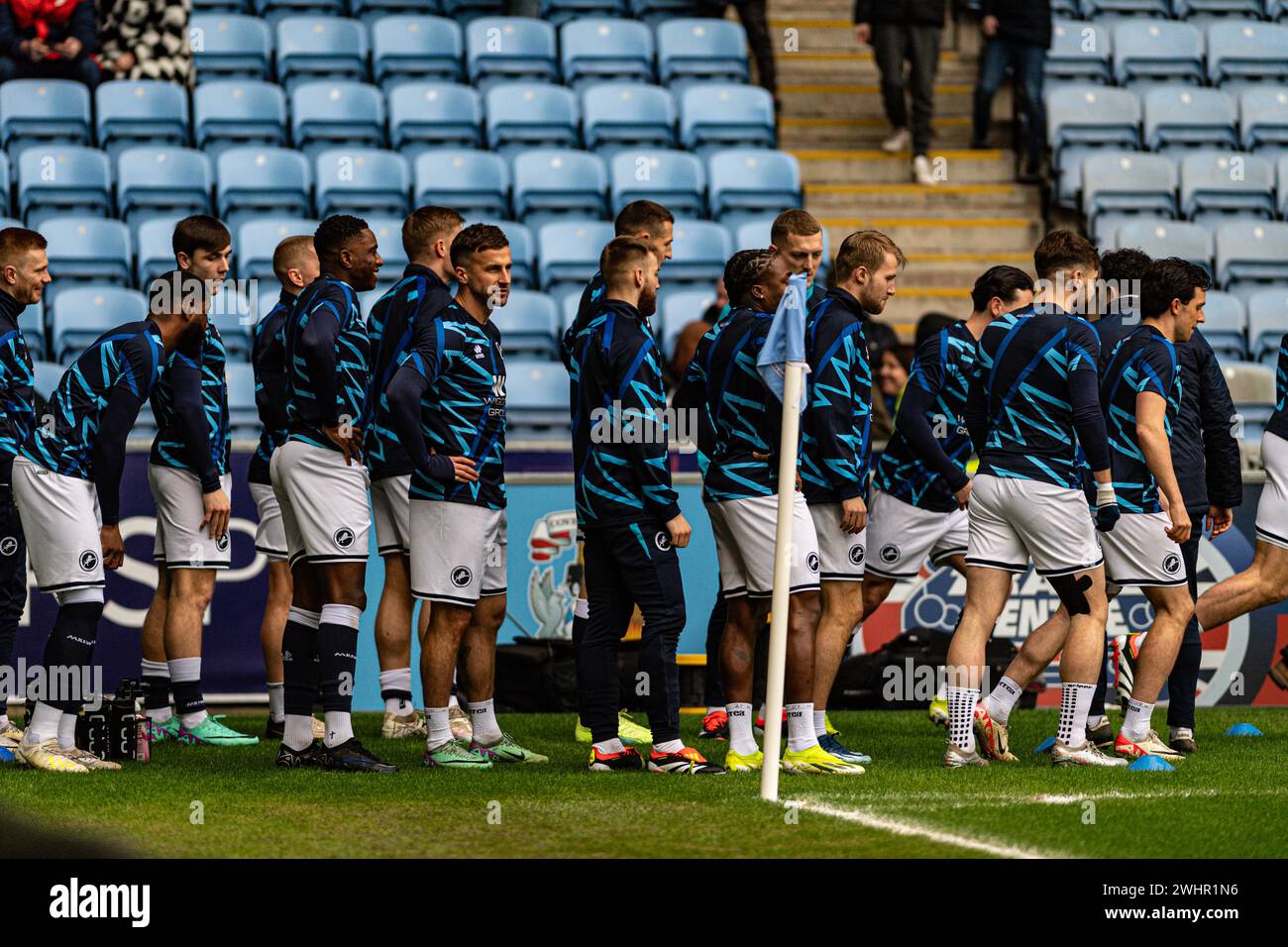 11. Februar 2024; Coventry Building Society Arena, Coventry, England; EFL Championship, Coventry City gegen Millwall; Coventry-Spieler während des Aufwärmens vor dem Spiel Stockfoto