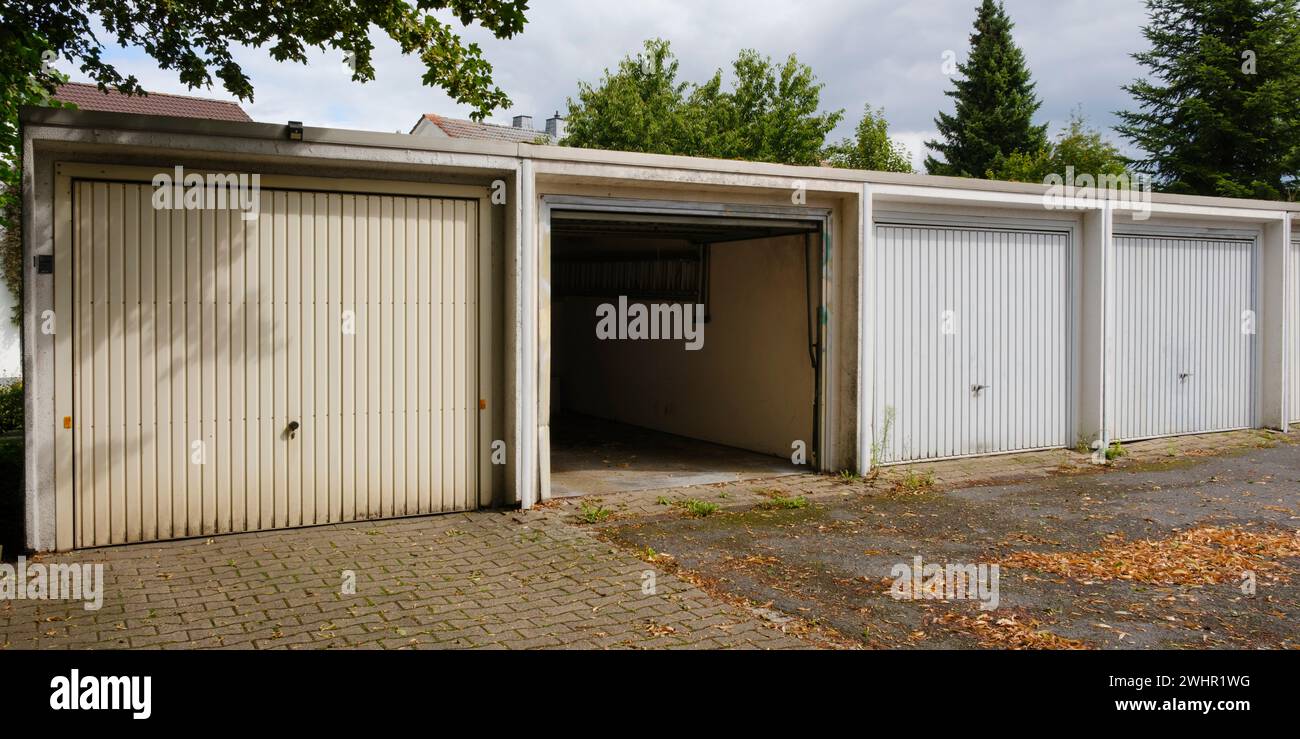 Offene und geschlossene Garage Stockfoto