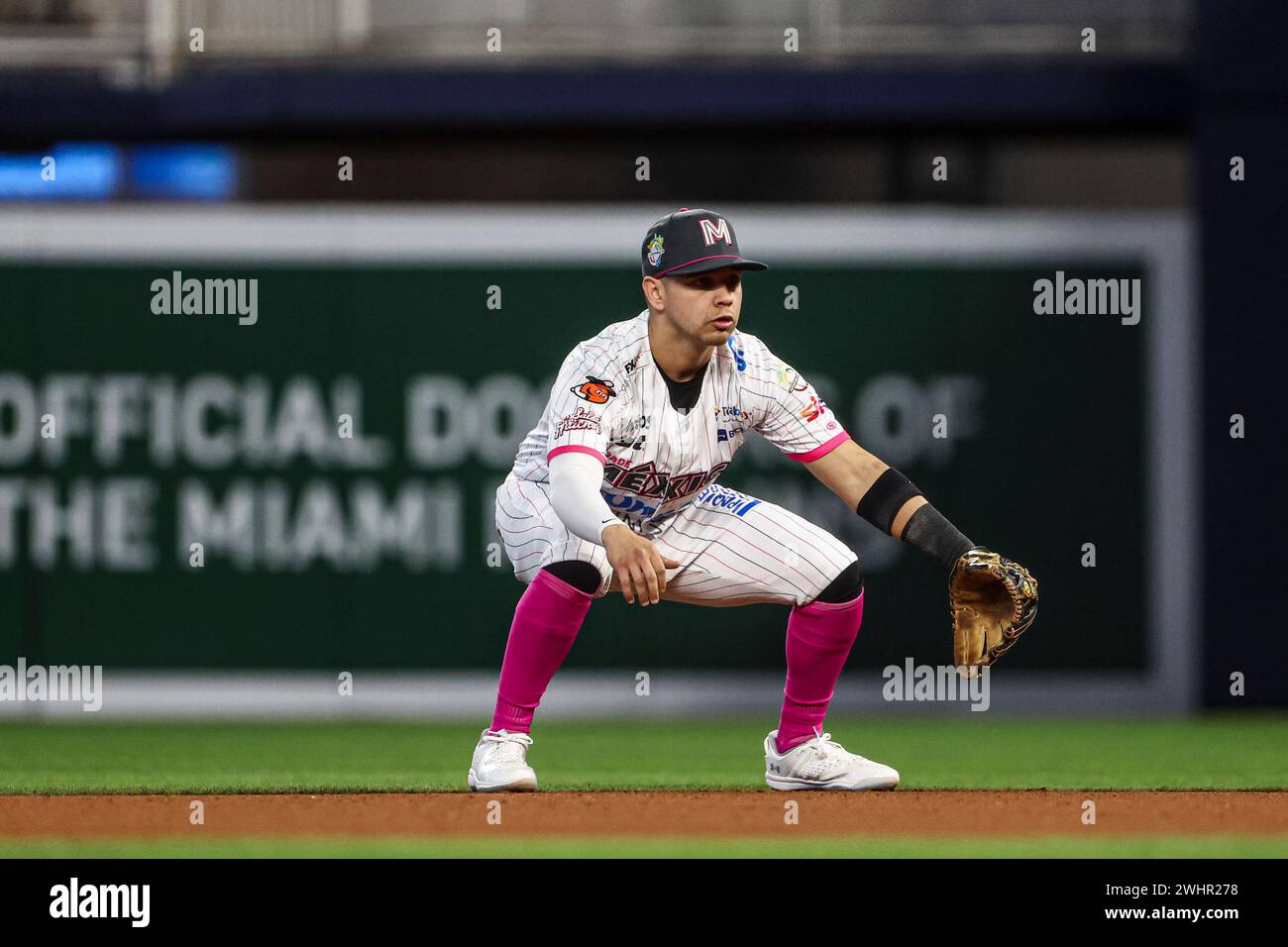 MIAMI, FLORIDA - 1. FEBRUAR: Irving Lopez aus Naranjeros, Mexiko, während eines Spiels zwischen Curazao und Mexiko im loanDepot Park als Teil der Serie del Caribe 2024 am 1. Februar 2024 in Miami, Florida. (Foto: Luis Gutierrez/Norte Photo) Stockfoto