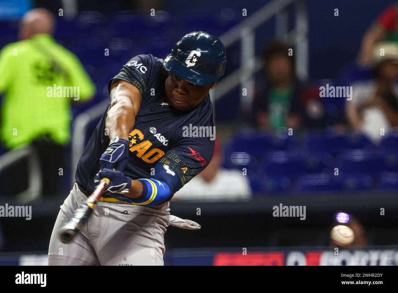 MIAMI, FLORIDA - 1. FEBRUAR: Ademar Rifaela aus Curacao während eines Spiels zwischen Curazao und Mexiko im loanDepot Park als Teil der Serie del Caribe 2024 am 1. Februar 2024 in Miami, Florida. (Foto: Luis Gutierrez/Norte Photo) Stockfoto