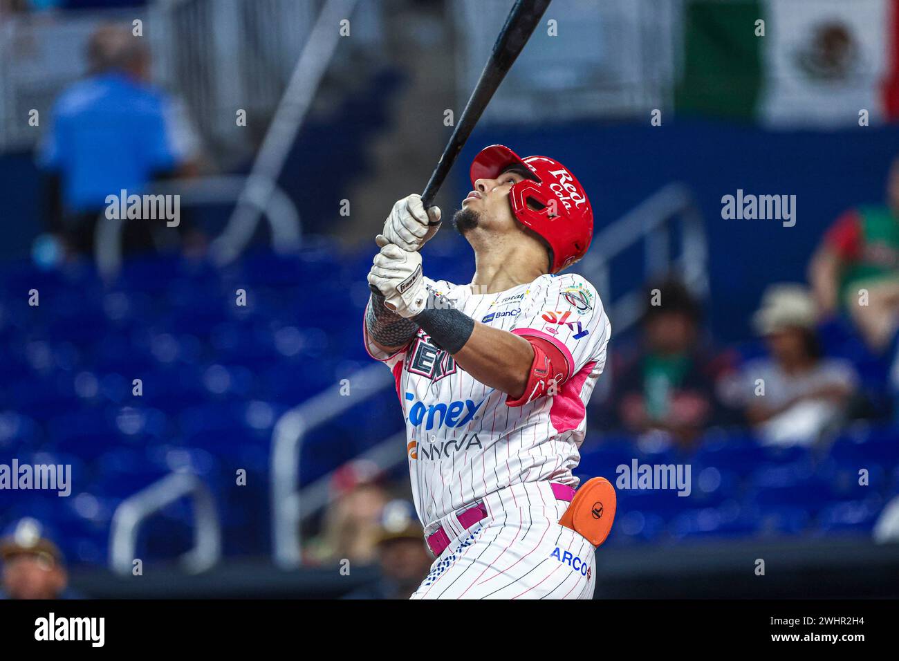 MIAMI, FLORIDA - 1. FEBRUAR: Aaron Altherr aus Naranjeros, Mexiko, während eines Spiels zwischen Curazao und Mexiko im loanDepot Park als Teil der Serie del Caribe 2024 am 1. Februar 2024 in Miami, Florida. (Foto: Luis Gutierrez/Norte Photo) Stockfoto