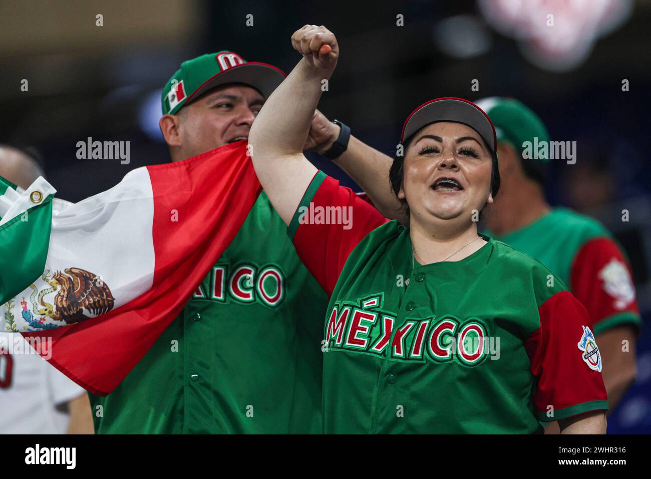 MIAMI, FLORIDA - 1. FEBRUAR: Fans von Naranjeros of Mexioco, während eines Spiels zwischen Curazao und Mexiko im loanDepot Park als Teil der Serie del Caribe 2024 am 1. Februar 2024 in Miami, Florida. (Foto: Luis Gutierrez/Norte Photo) Stockfoto