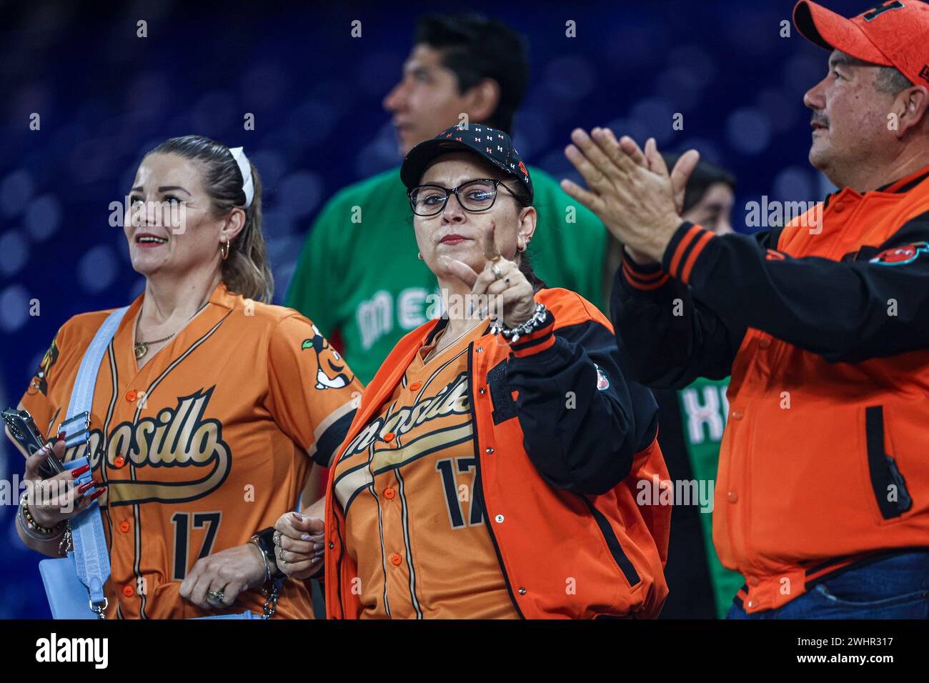 MIAMI, FLORIDA - 1. FEBRUAR: Fans von Naranjeros of Mexioco, während eines Spiels zwischen Curazao und Mexiko im loanDepot Park als Teil der Serie del Caribe 2024 am 1. Februar 2024 in Miami, Florida. (Foto: Luis Gutierrez/Norte Photo) Stockfoto