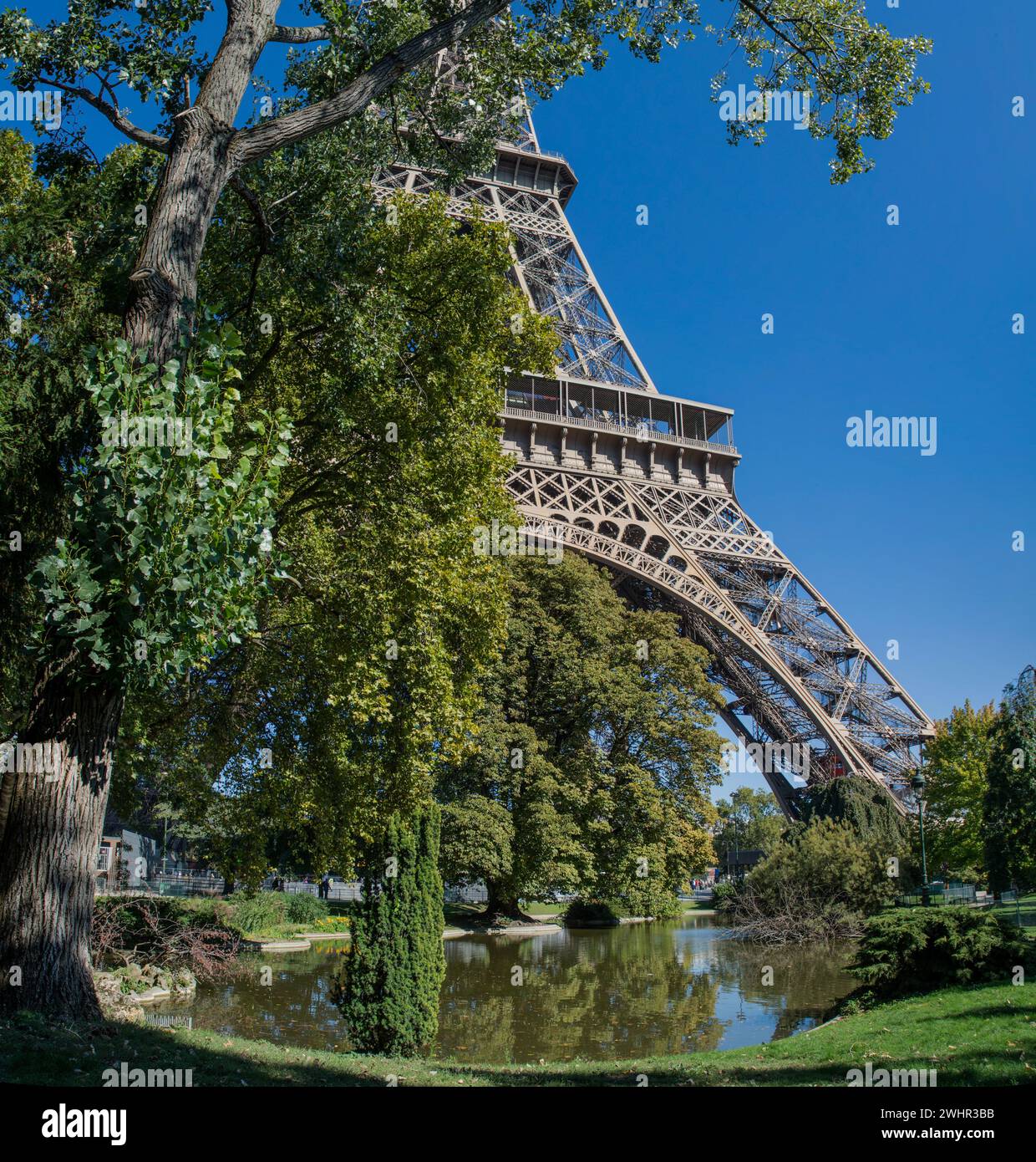 Metallische Struktur des Eiffelturms Stockfoto