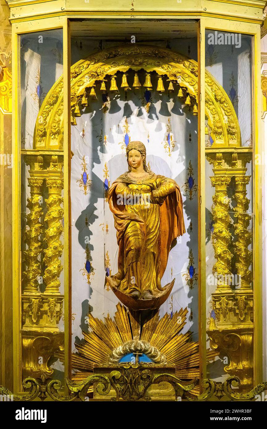 Figur oder Statue eines katholischen religiösen heiligen. Kunst aus dem 18. Jahrhundert. Innenarchitektur der Museumskirche St. Johannes von Gott Stockfoto