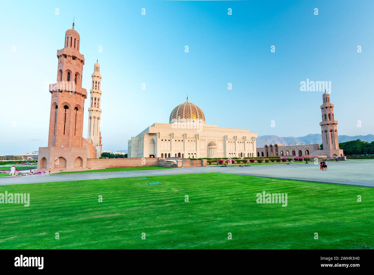 Die Sultan Qaboos große Moschee, Muskat, Oman, Blick in goldener Stunde, Weitwinkel Stockfoto