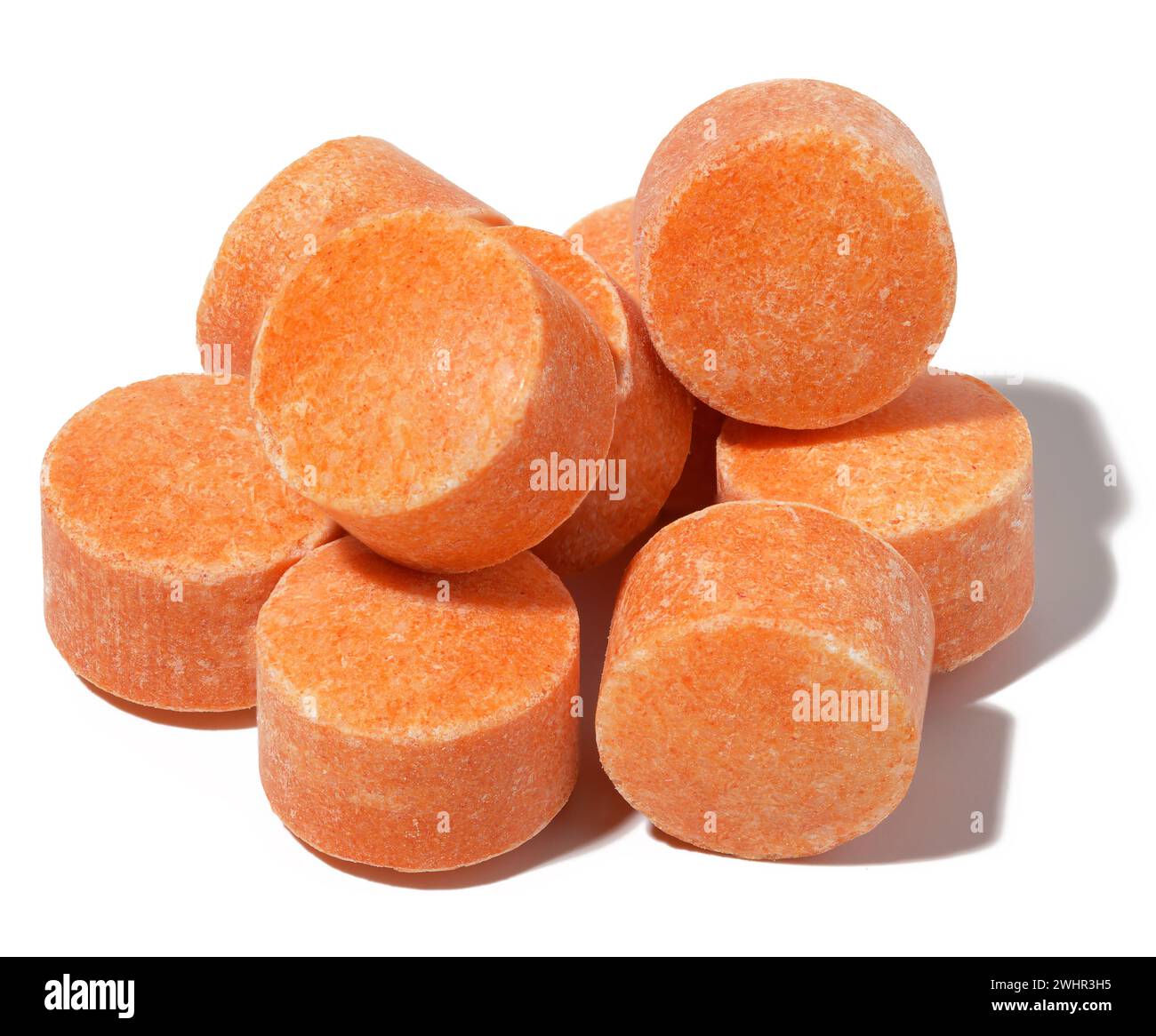 Runde orangene Tabletten auf weißem isoliertem Hintergrund, Vitamin C Stockfoto