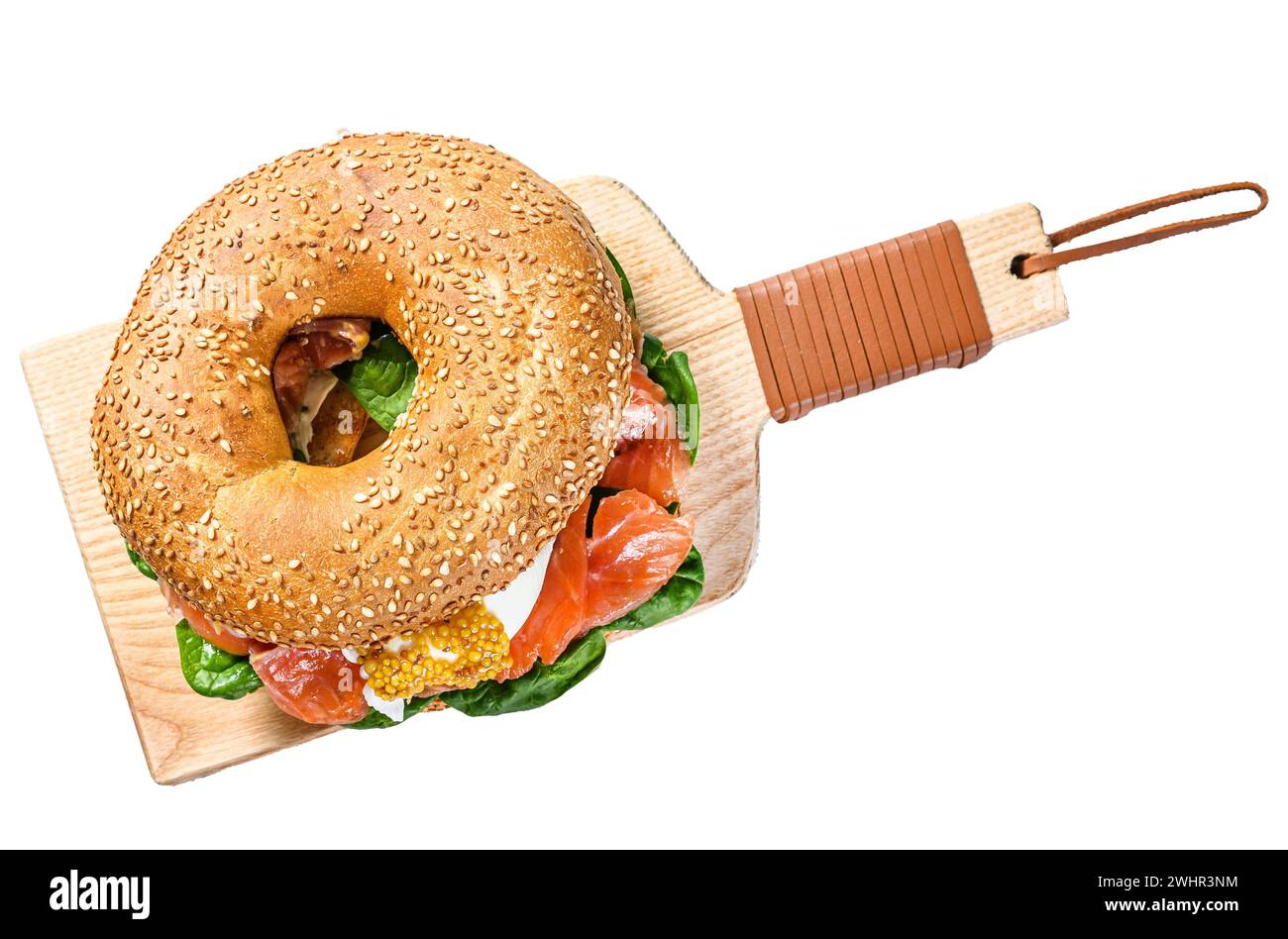 Bagel-Sandwich mit Lachs, Frischkäse, Spinat und Ei. Isoliert auf weißem Hintergrund. Draufsicht Stockfoto