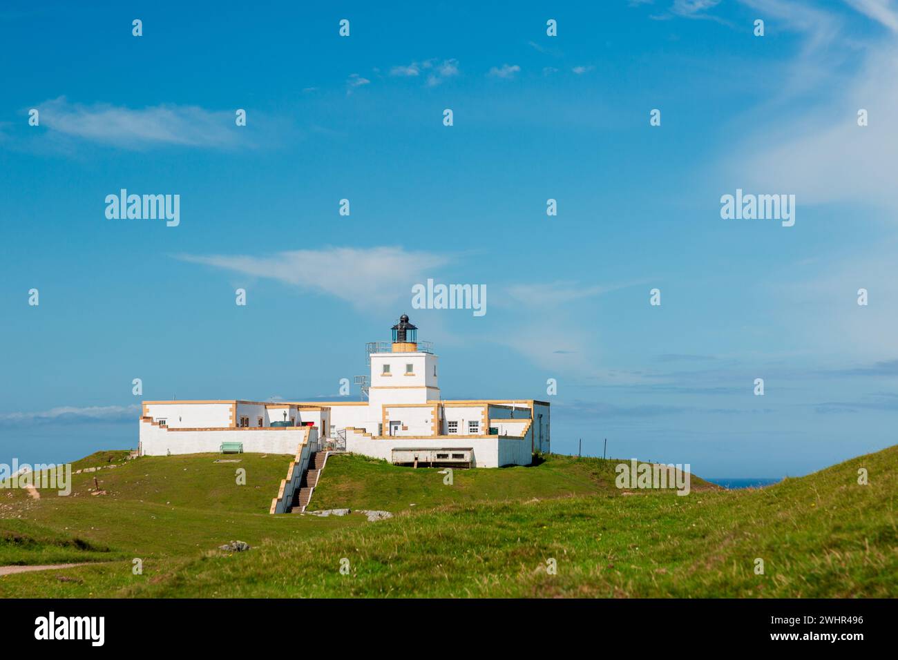 Blick auf den Strathy Point Lighthouse an sonnigen Tagen. NC500 Attraktion. Besuchen Sie Schottland Stockfoto