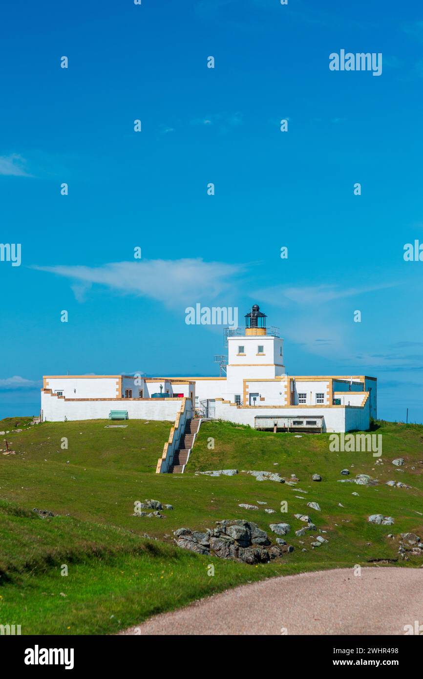 Blick auf den Strathy Point Lighthouse an sonnigen Tagen. NC500 Attraktion. Besuchen Sie Schottland Stockfoto