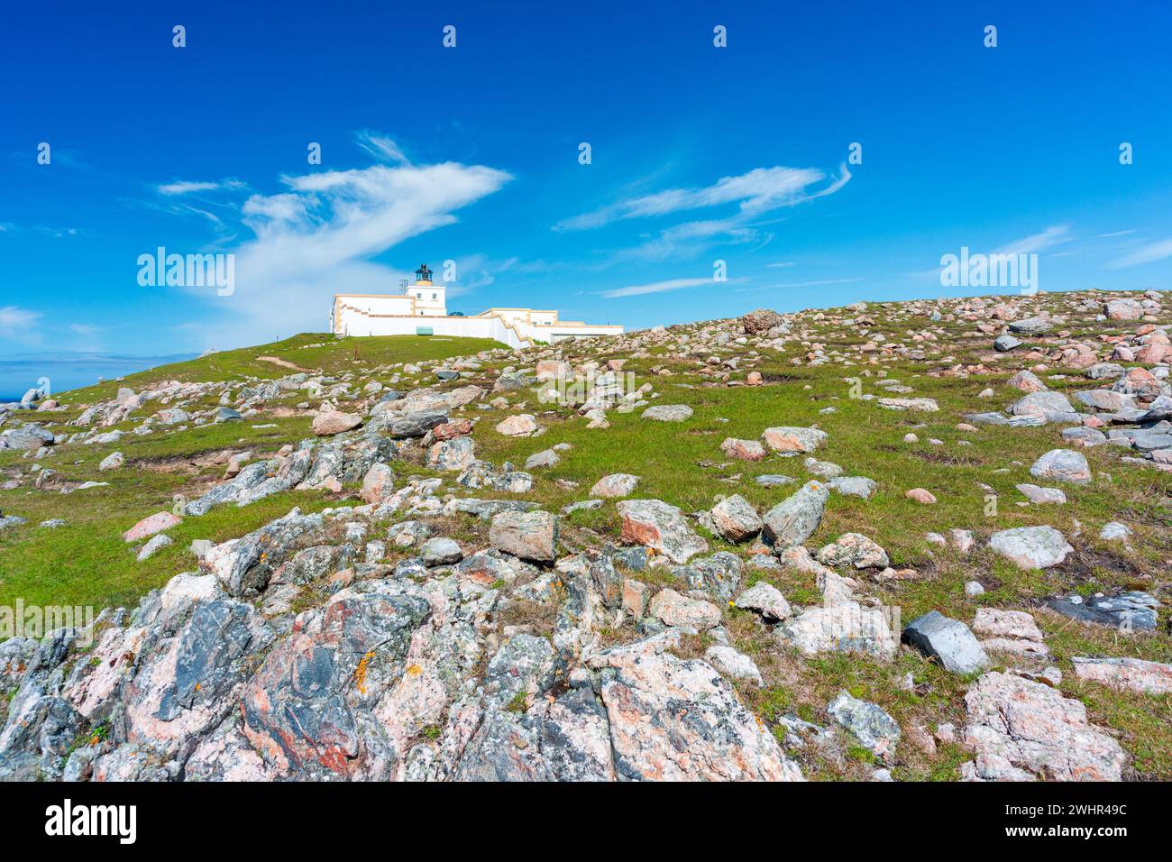 Blick auf den Strathy Point Lighthouse an sonnigen Tagen. NC500 Attraktion. Besuchen Sie Schottland Stockfoto