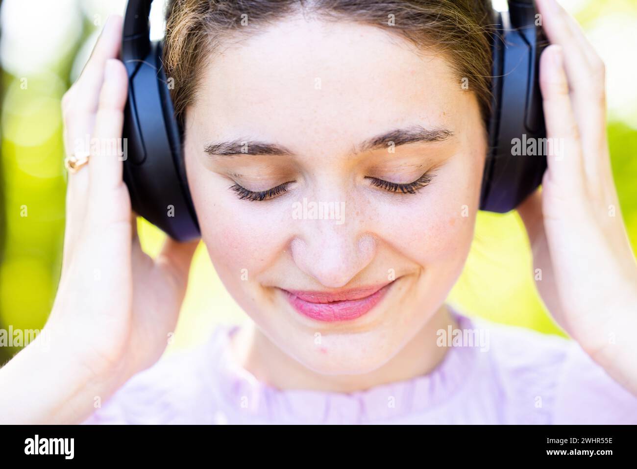 Intensive musikalische Verbindung: Junge Frau in ruhiger Natur Stockfoto