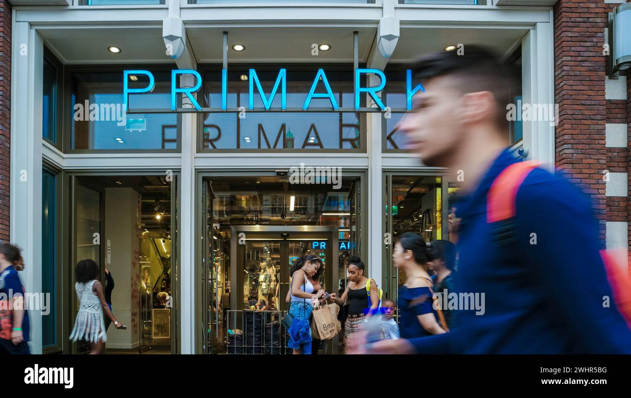 Damrak Shopping Street an einem geschäftigen Wochenende, Primark Schild vor dem Einkaufszentrum Stockfoto