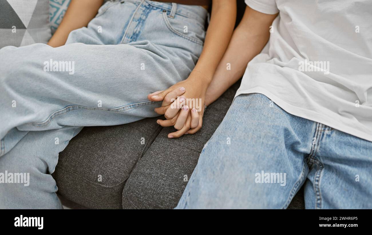 Intime Paare halten die Hände drinnen, reflektieren Liebe und Gesellschaft, evozieren Gemütlichkeit und ein gemeinsames häusliches Leben. Stockfoto