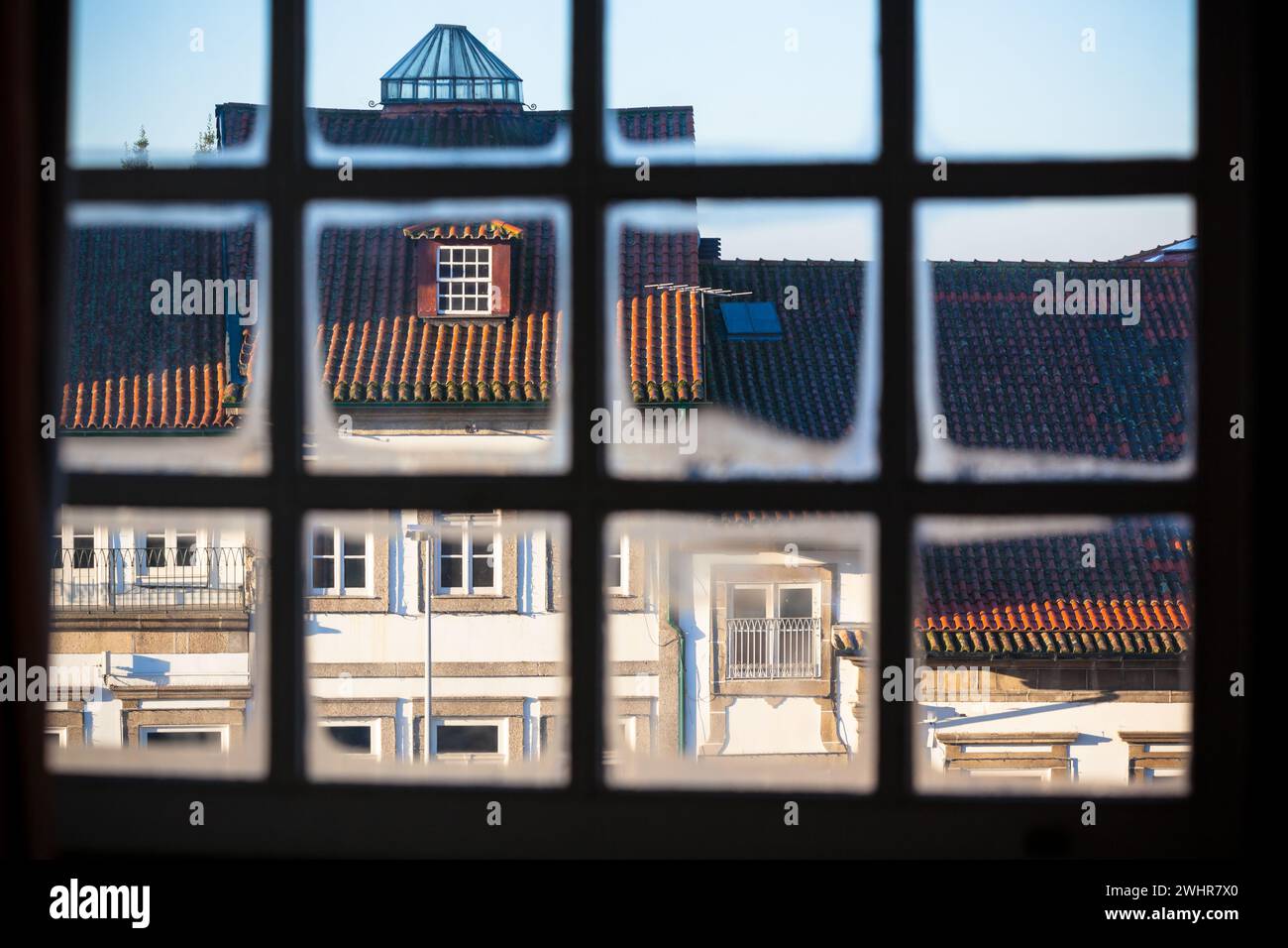 Blick auf die Altstadt durch den Fensterrahmen Stockfoto