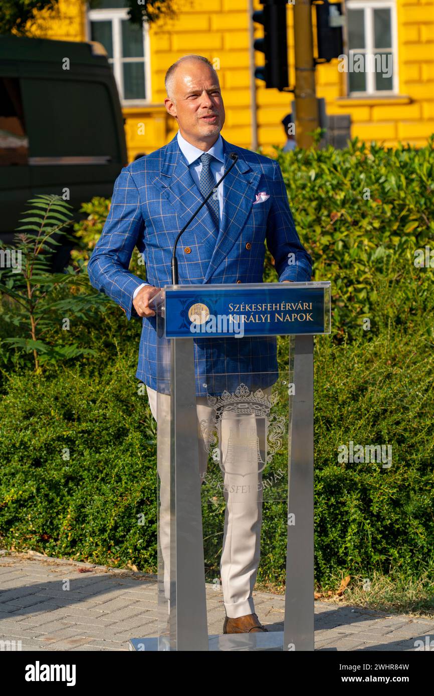 Der Verteidigungsminister Kristof Szalay-Bobrovniczky wird am 18. August 2023 eine Rede auf einem Festival der Militärkapelle halten. Szekesfehervar, Ungarn Stockfoto