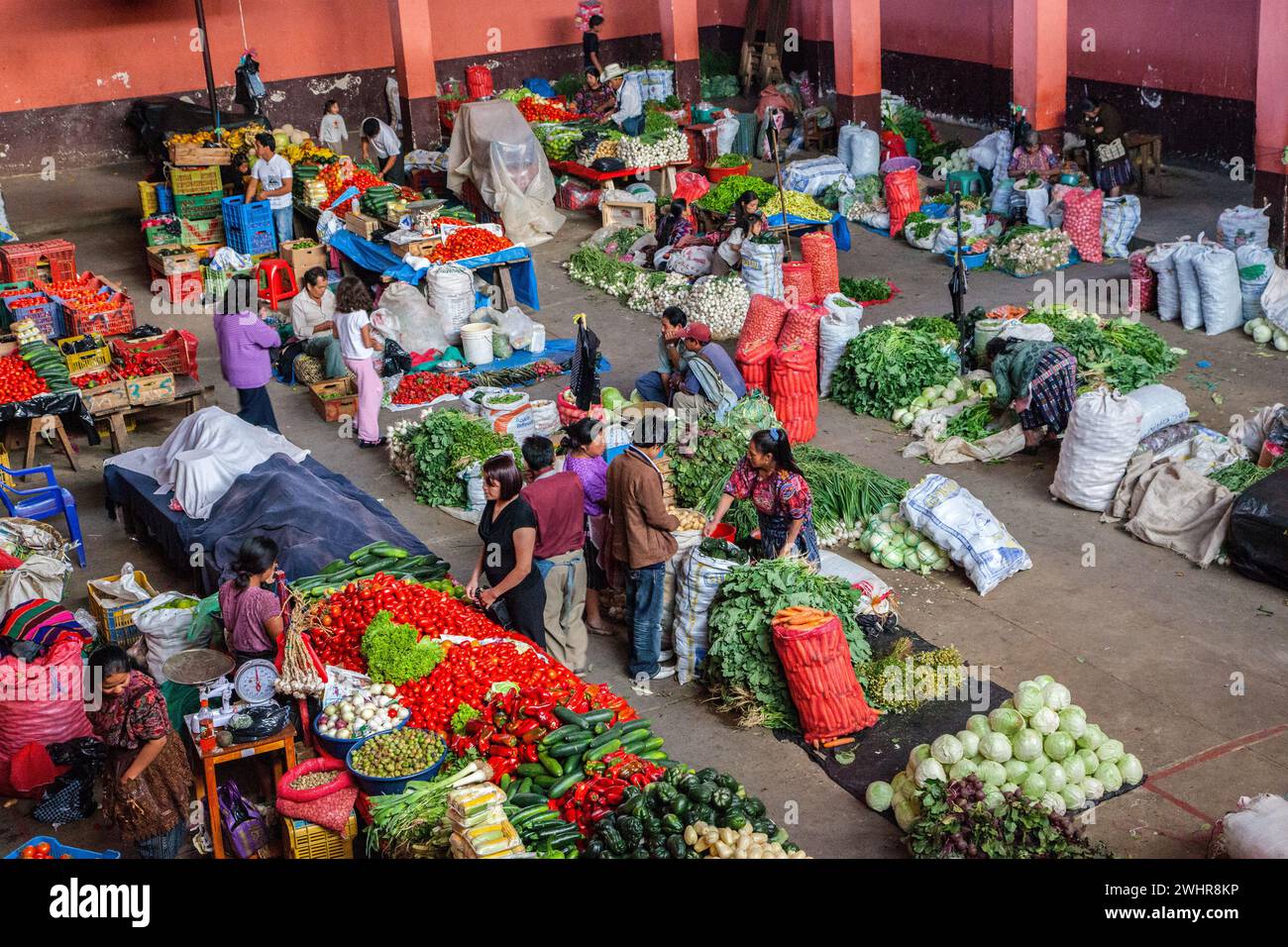 Chichicastenango, Guatemala.  Kauf und Verkauf von frischem Gemüse in der Markthalle. Stockfoto