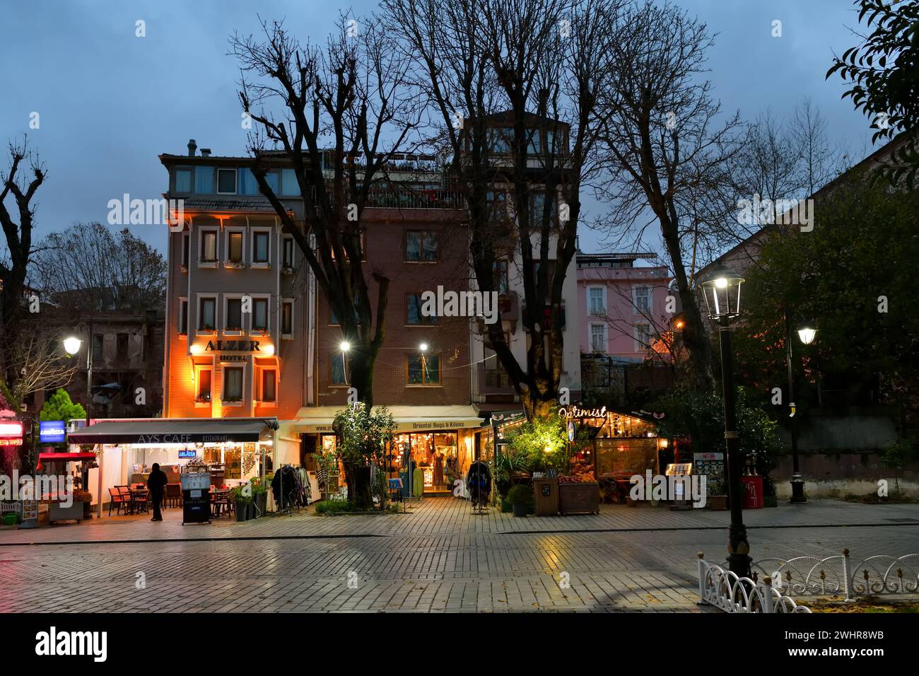 Istanbul, Türkei - 11. Dezember 2023: Teil des Sultanahmet-Platzes oder des Hippodroms von Konstantinopel im historischen Teil der Stadt am Abend Stockfoto