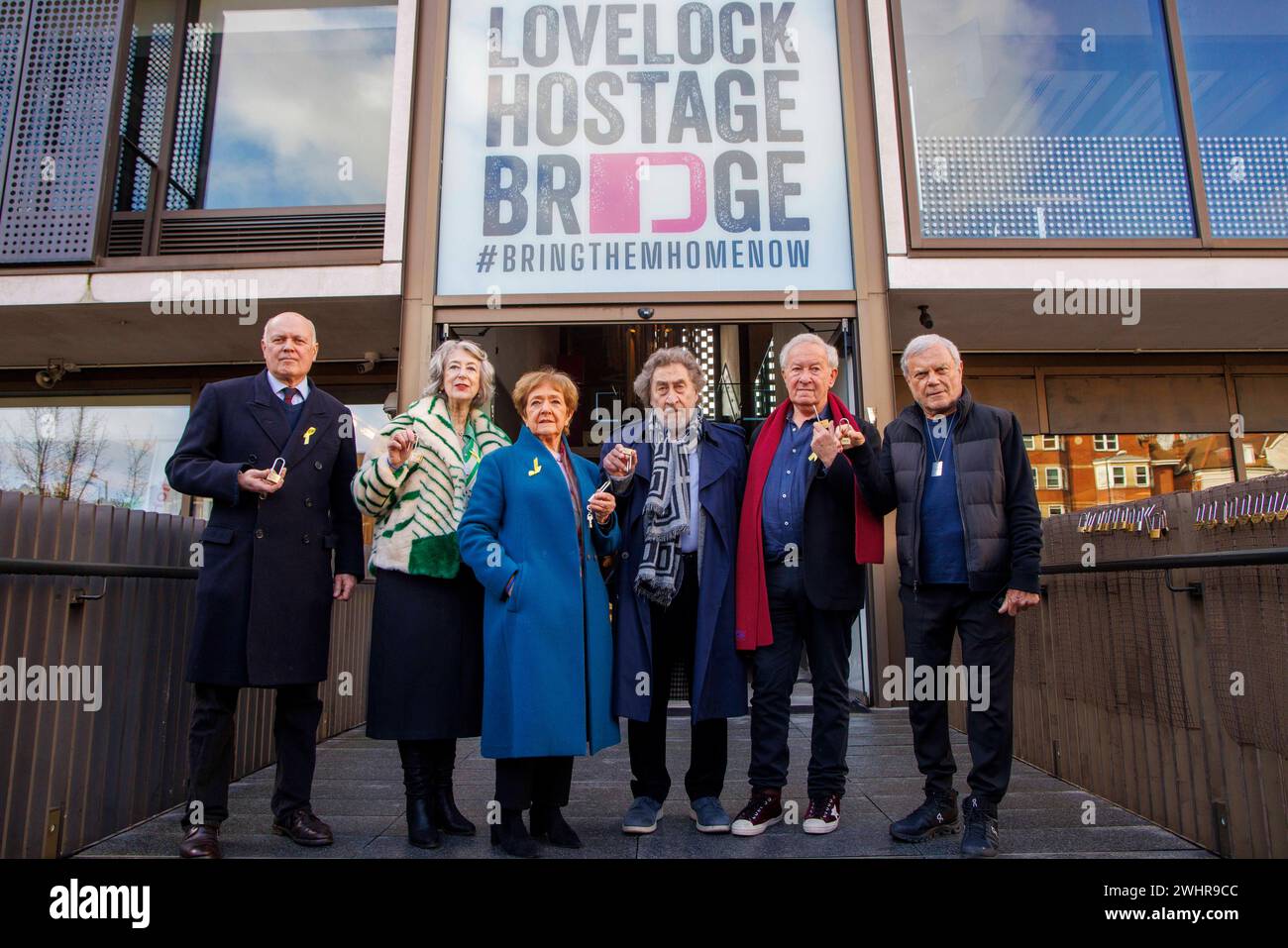 London, UK 11 Feb 2024 Iain Duncan Smith, Maureen Lipman, Dame Margaret Hodge, Howard Jacobson, Simon Schama, Sir Martin Sorrell (von links nach rechts). Dame Maureen Lipman, Doyen für Bühne und Leinwand, eröffnet offiziell die ÔLovelock Geisel BridgeÕ, zusammen mit einer großen Reihe von renommierten Persönlichkeiten. Diese atemberaubende neue Installation wird von Tausenden von signierten Vorhängeschlössern bevölkert sein. Sie wurde geschaffen, um Liebe und Solidarität für die Misere der verbleibenden Geiseln zu zeigen, die von der Hamas in Gaza festgehalten werden, und um die internationale Gemeinschaft aufzufordern, ihre Bemühungen um ihre Rückkehr in die Heimat zu erneuern. Stockfoto