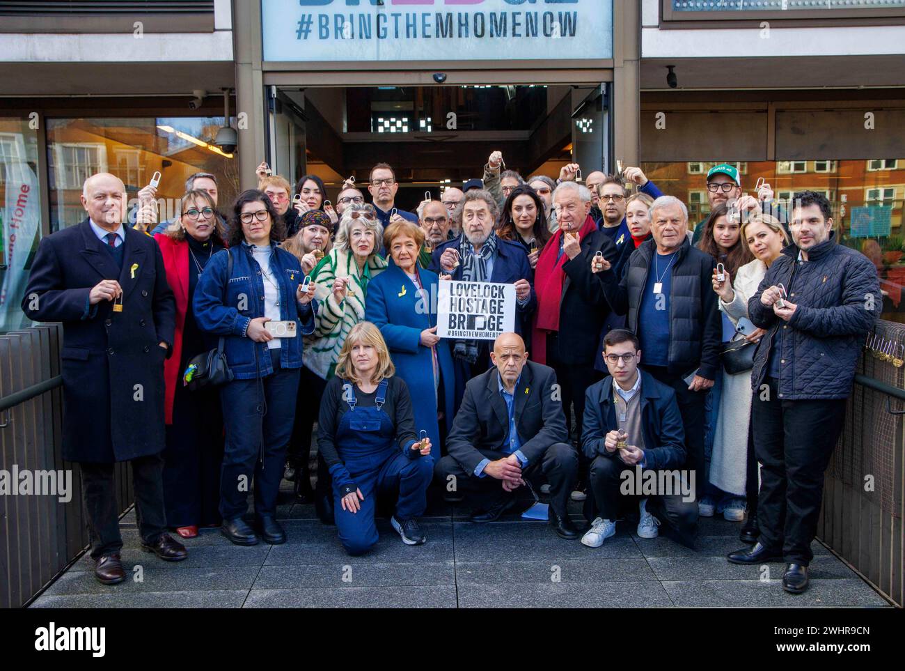 London, Großbritannien. Februar 2024. Unterstützer halten Vorhängeschlösser. Dame Maureen Lipman, Doyen für Bühne und Leinwand, eröffnet offiziell die ÔLovelock Geisel BridgeÕ, zusammen mit einer großen Reihe von renommierten Persönlichkeiten. Diese atemberaubende neue Installation wird von Tausenden von signierten Vorhängeschlössern bevölkert sein. Sie wurde geschaffen, um Liebe und Solidarität für die Misere der verbleibenden Geiseln zu zeigen, die von der Hamas in Gaza festgehalten werden, und um die internationale Gemeinschaft aufzufordern, ihre Bemühungen um ihre Rückkehr in die Heimat zu erneuern. Quelle: Karl Black/Alamy Live News Stockfoto