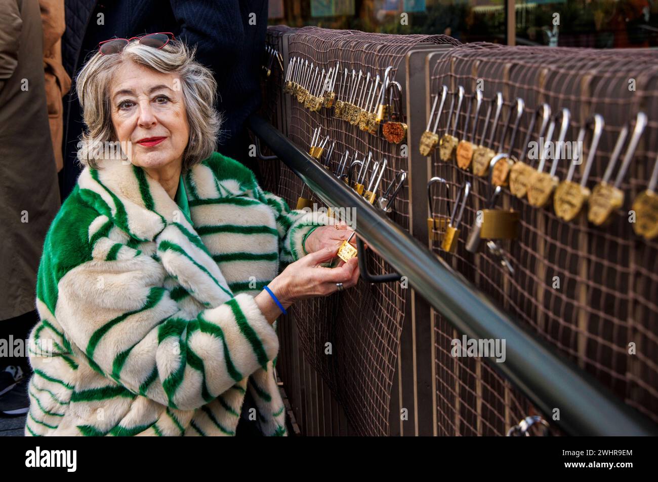 London, Großbritannien. Februar 2024. Dame Maureen Lipman befestigt ihr Vorhängeschloss. Dame Maureen Lipman, Doyen für Bühne und Leinwand, eröffnet offiziell die ÔLovelock Geisel BridgeÕ, zusammen mit einer großen Reihe von renommierten Persönlichkeiten. Diese atemberaubende neue Installation wird von Tausenden von signierten Vorhängeschlössern bevölkert sein. Sie wurde geschaffen, um Liebe und Solidarität für die Misere der verbleibenden Geiseln zu zeigen, die von der Hamas in Gaza festgehalten werden, und um die internationale Gemeinschaft aufzufordern, ihre Bemühungen um ihre Rückkehr in die Heimat zu erneuern. Quelle: Karl Black/Alamy Live News Stockfoto