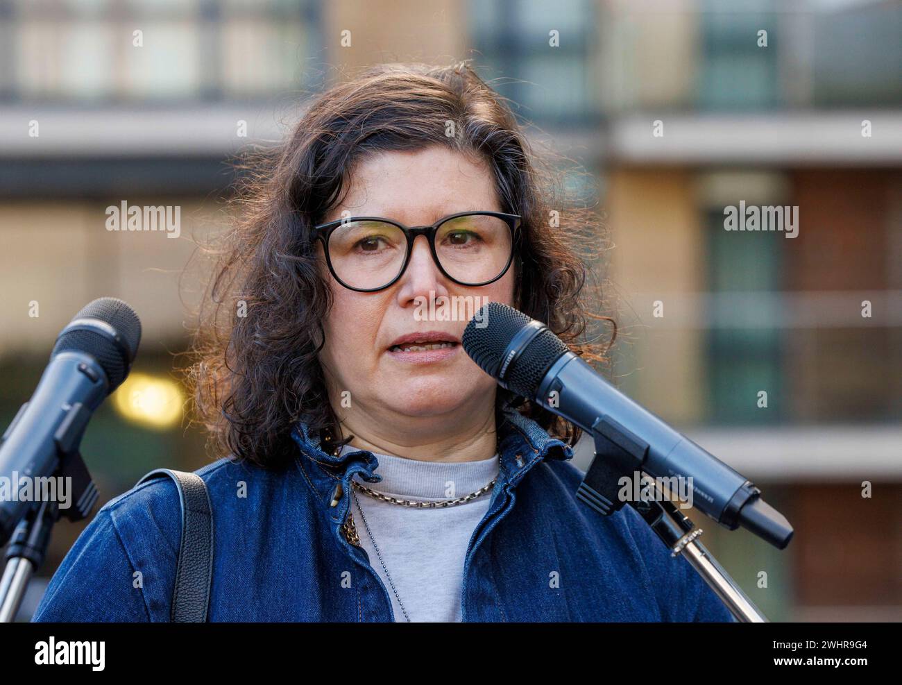 London, Großbritannien. Februar 2024. Dr. Sharone Lifschitz aus Niroz. Dame Maureen Lipman, Doyen für Bühne und Leinwand, eröffnet offiziell die ÔLovelock Geisel BridgeÕ, zusammen mit einer großen Reihe von renommierten Persönlichkeiten. Diese atemberaubende neue Installation wird von Tausenden von signierten Vorhängeschlössern bevölkert sein. Sie wurde geschaffen, um Liebe und Solidarität für die Misere der verbleibenden Geiseln zu zeigen, die von der Hamas in Gaza festgehalten werden, und um die internationale Gemeinschaft aufzufordern, ihre Bemühungen um ihre Rückkehr in die Heimat zu erneuern. Quelle: Karl Black/Alamy Live News Stockfoto