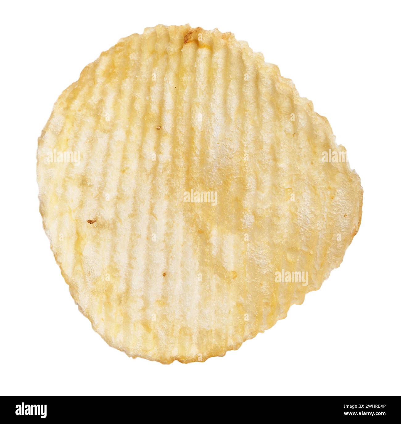 Ein einzelner, knuspriger, geriffelter Kartoffelchip, isoliert auf weißem Hintergrund, der einen einfachen Snack demonstriert. Stockfoto