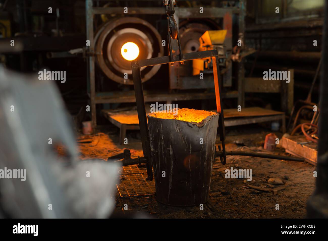 Gießereipfanne mit geschmolzenem Metall in der Werkstatt der metallurgischen Anlage Stockfoto