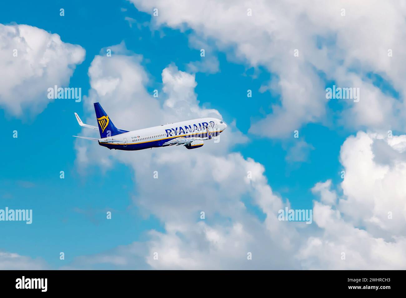 Ryan Air Airline, Flugzeug im blauen Himmel mit Wolken. Nahaufnahme. Hochfliegendes Passagierflugzeug. Stockfoto